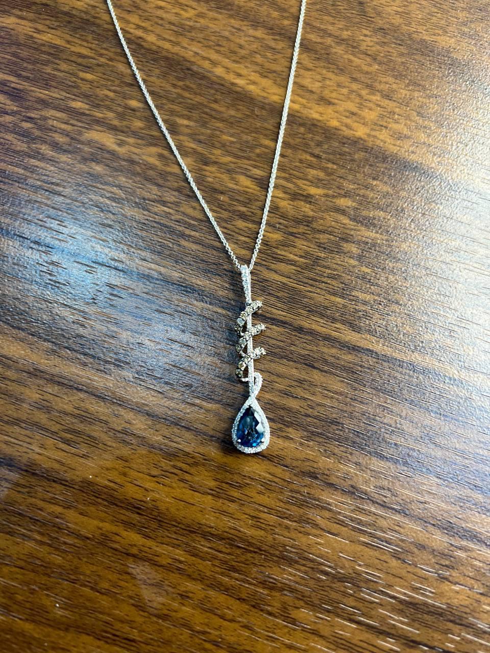 Collana con ciondolo a spirale in oro bianco con zaffiro blu, pera, diamante e aureola in vendita 2