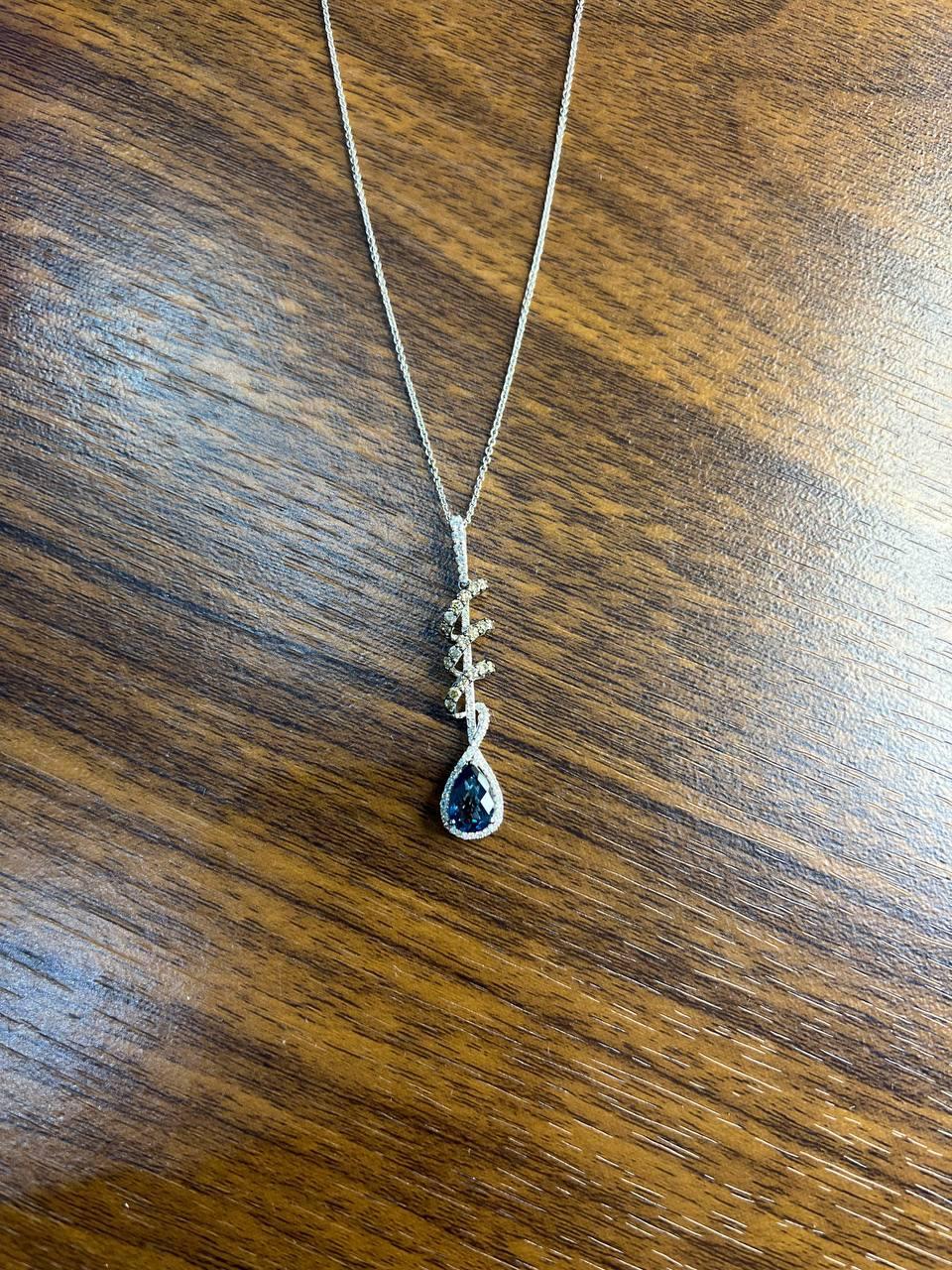 Collana con ciondolo a spirale in oro bianco con zaffiro blu, pera, diamante e aureola in vendita 3