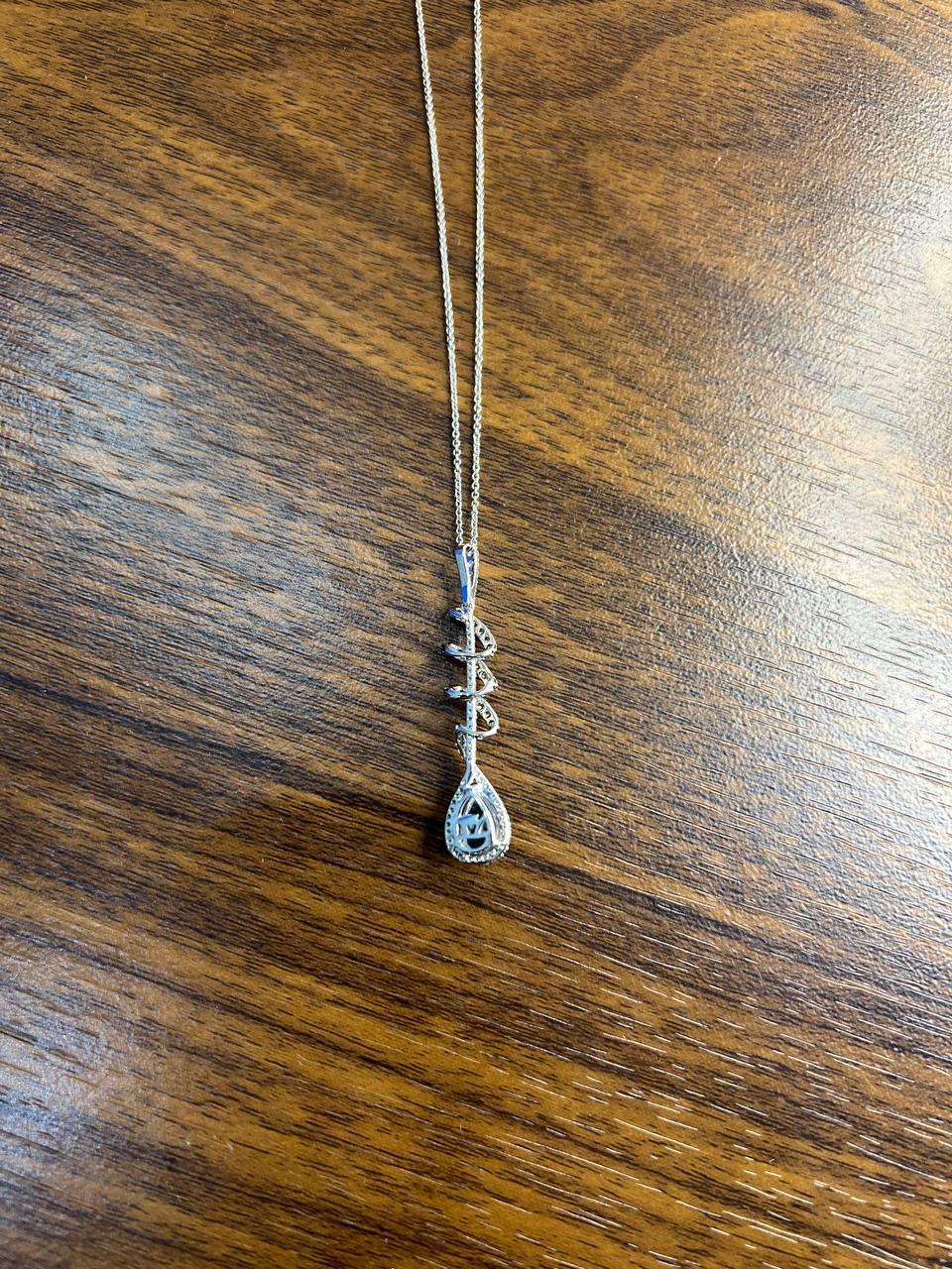 Collana con ciondolo a spirale in oro bianco con zaffiro blu, pera, diamante e aureola in vendita 4