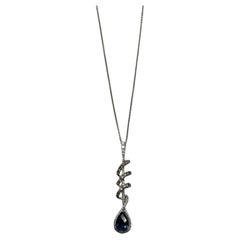 Collar Colgante Pequeño Zafiro Azul Gota de Pera Diamante Halo Espiral Oro Blanco