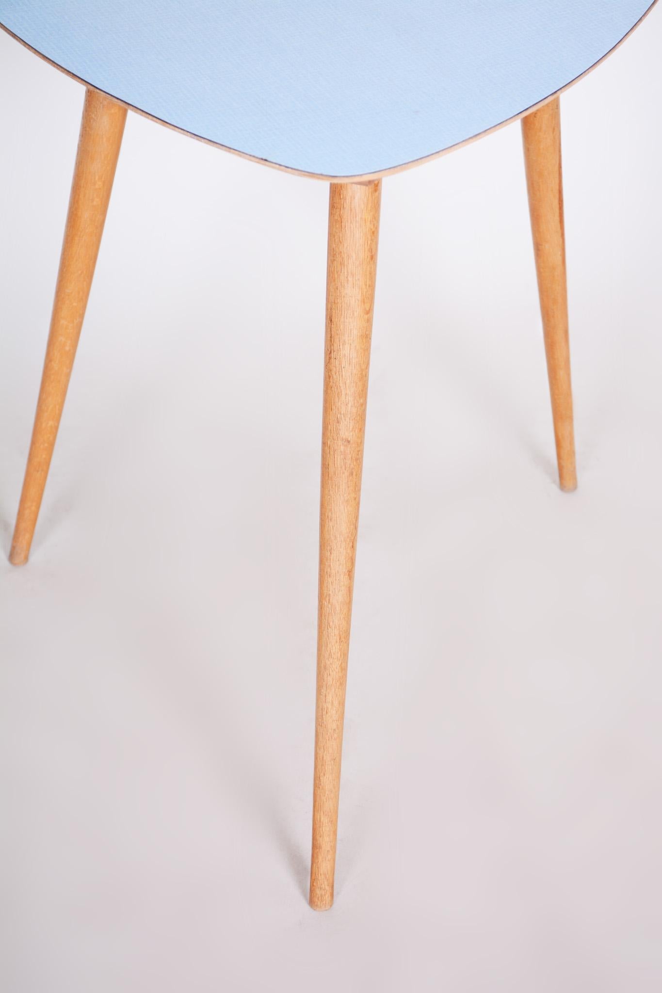 Milieu du XXe siècle Petite table bleue, République tchèque, milieu du siècle dernier, conservée dans son état d'origine, années 1950 en vente