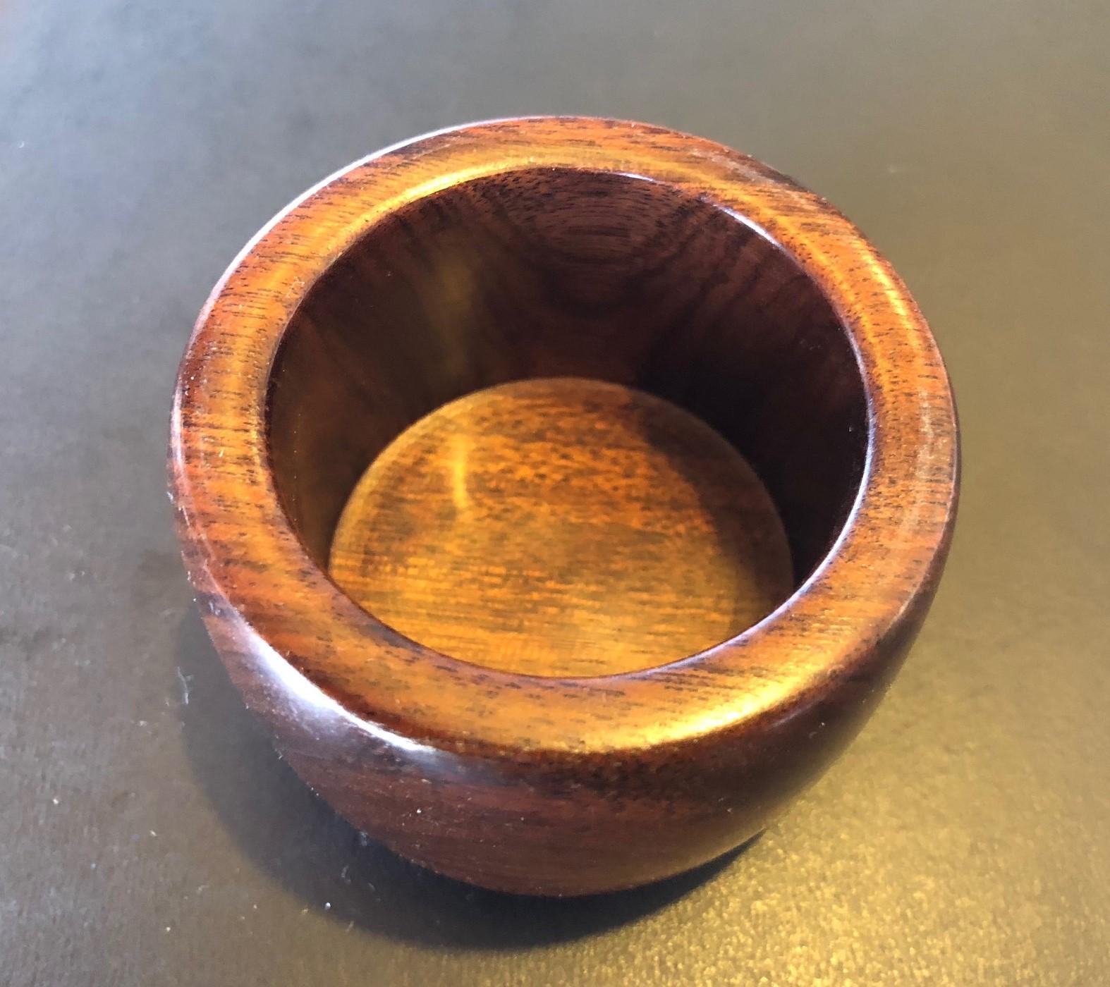Handgeschnitzte Schachtel aus Knochenholz mit Deckel von Richard Thoday (20. Jahrhundert) im Angebot