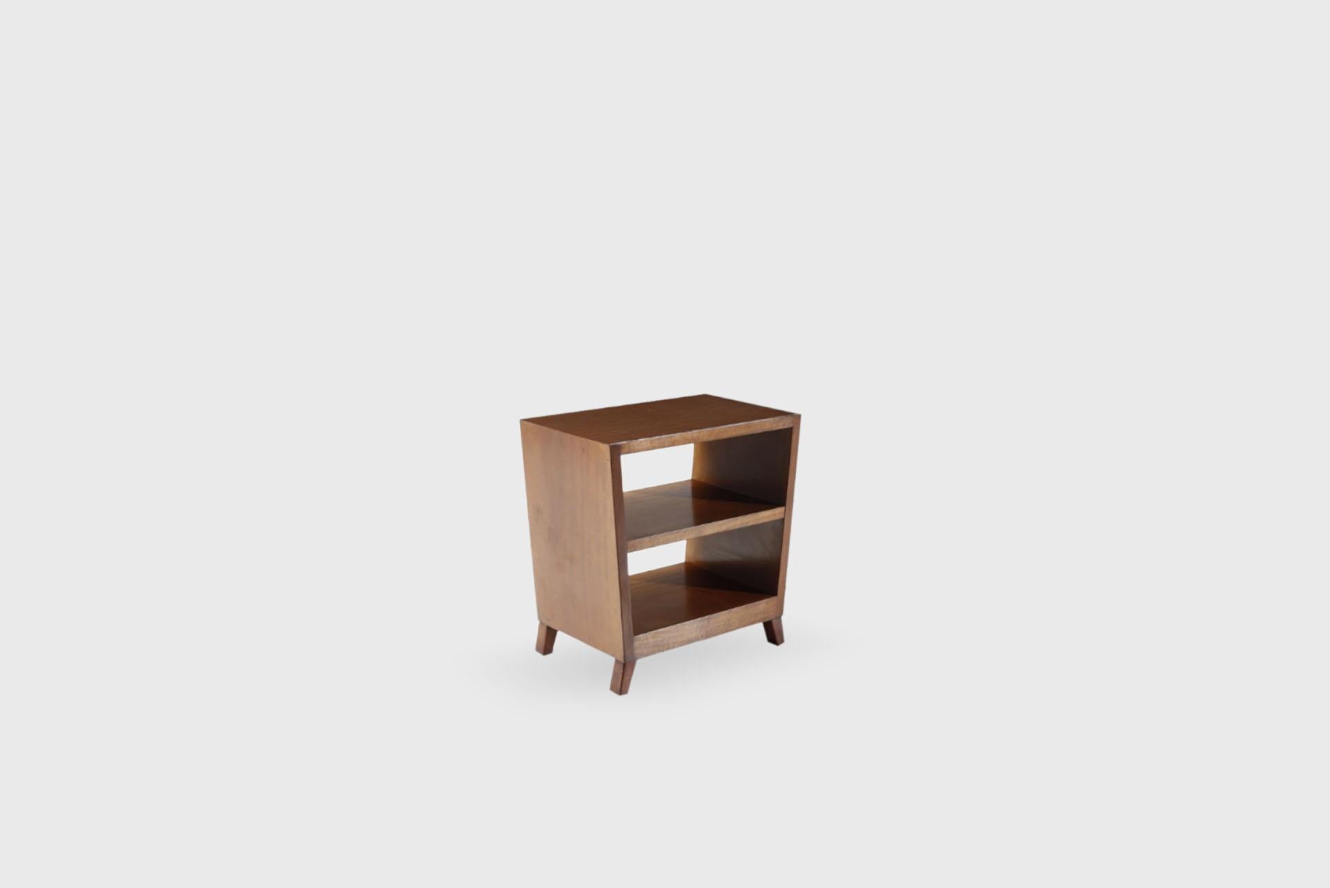 Small bookcase 1950s
50 cm x 30 cm x 50h cm
19,68 in x 11,81 in x 19,68 h in

Style
Italian, Vintage, Mid-Century

