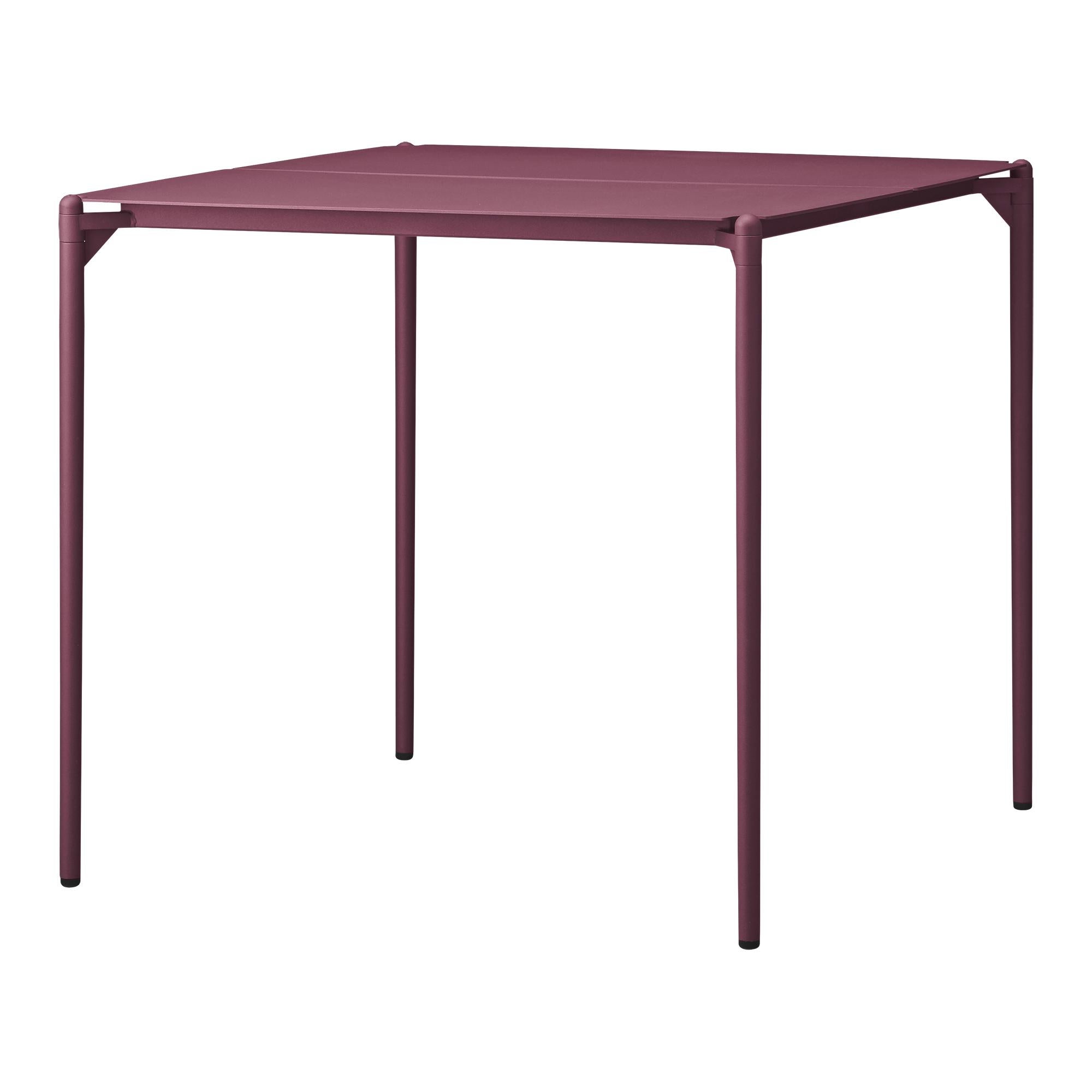 Small Bordeaux Minimalist table
Dimensions: D 80 x W 80 x H 72 cm 
Materials: Steel w. Matte Powder Coating & Aluminum w. Matte Powder Coating
Available in colors: Taupe, Bordeaux, Forest, Ginger Bread, Black and, Black and Gold.


Bring