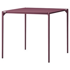 Petite table minimaliste bordeaux
