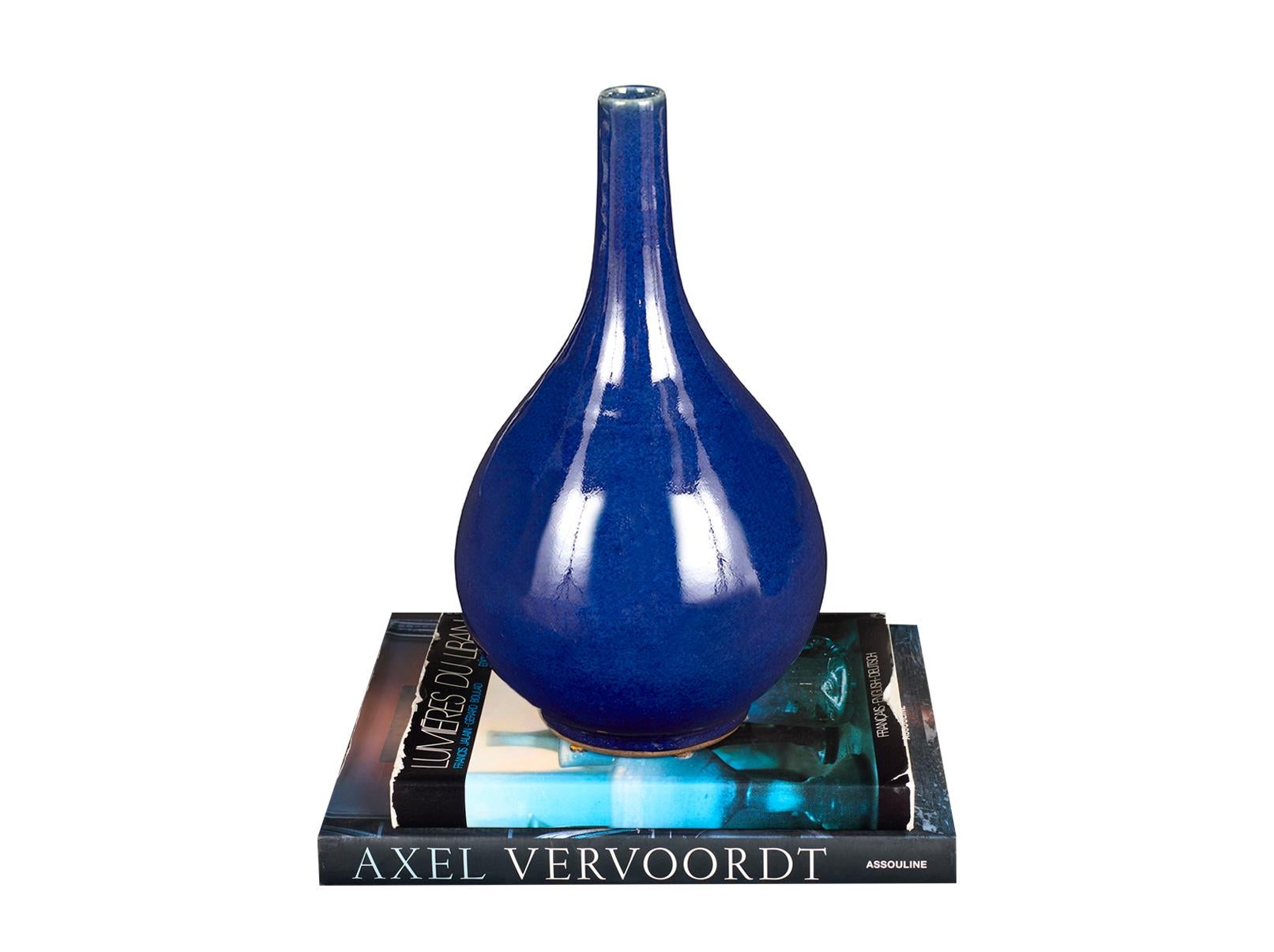 Mid-Century Modern Vase bleu royal à petit col de bouteille en vente