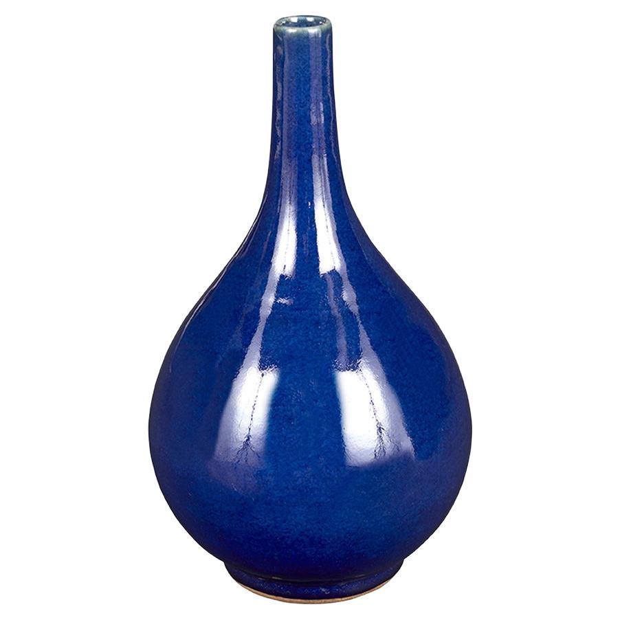 Vase bleu royal à petit col de bouteille en vente
