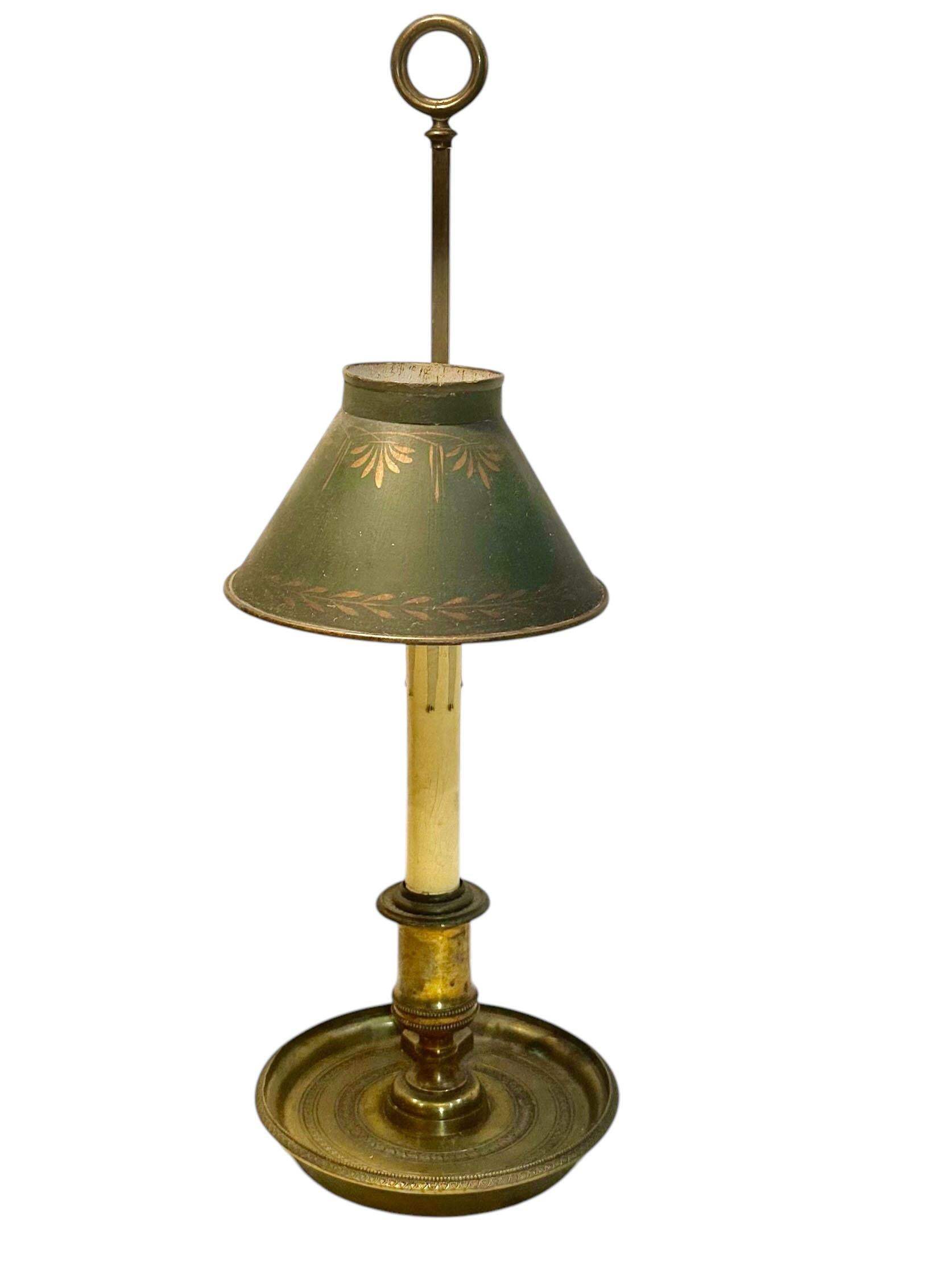 Questa è una piccola lampada Bouillotte in bronzo con paralume alto proveniente dalla Francia. Il paralume in tole è di colore verde scuro con decorazioni dorate e presenta una patina meravigliosa. La lampada è stata elettrificata e funziona. Circa
