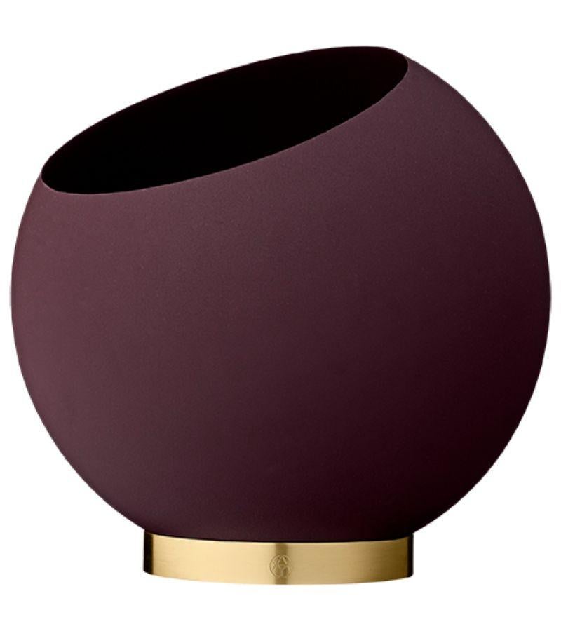 Small bourdeaux Minimalist flower pot
Dimensions: Diameter 30 x height 26.6 cm
Materials: Matte-coated steel and polished iron.
Also available in black and in sizes medium, large and, extra large.

A very popular design has been renewed and