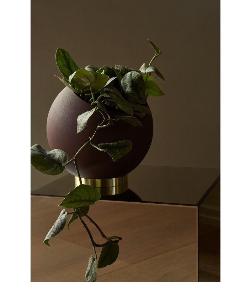 Minimalistischer Blumentopf aus Bourdeaux (Stahl) im Angebot