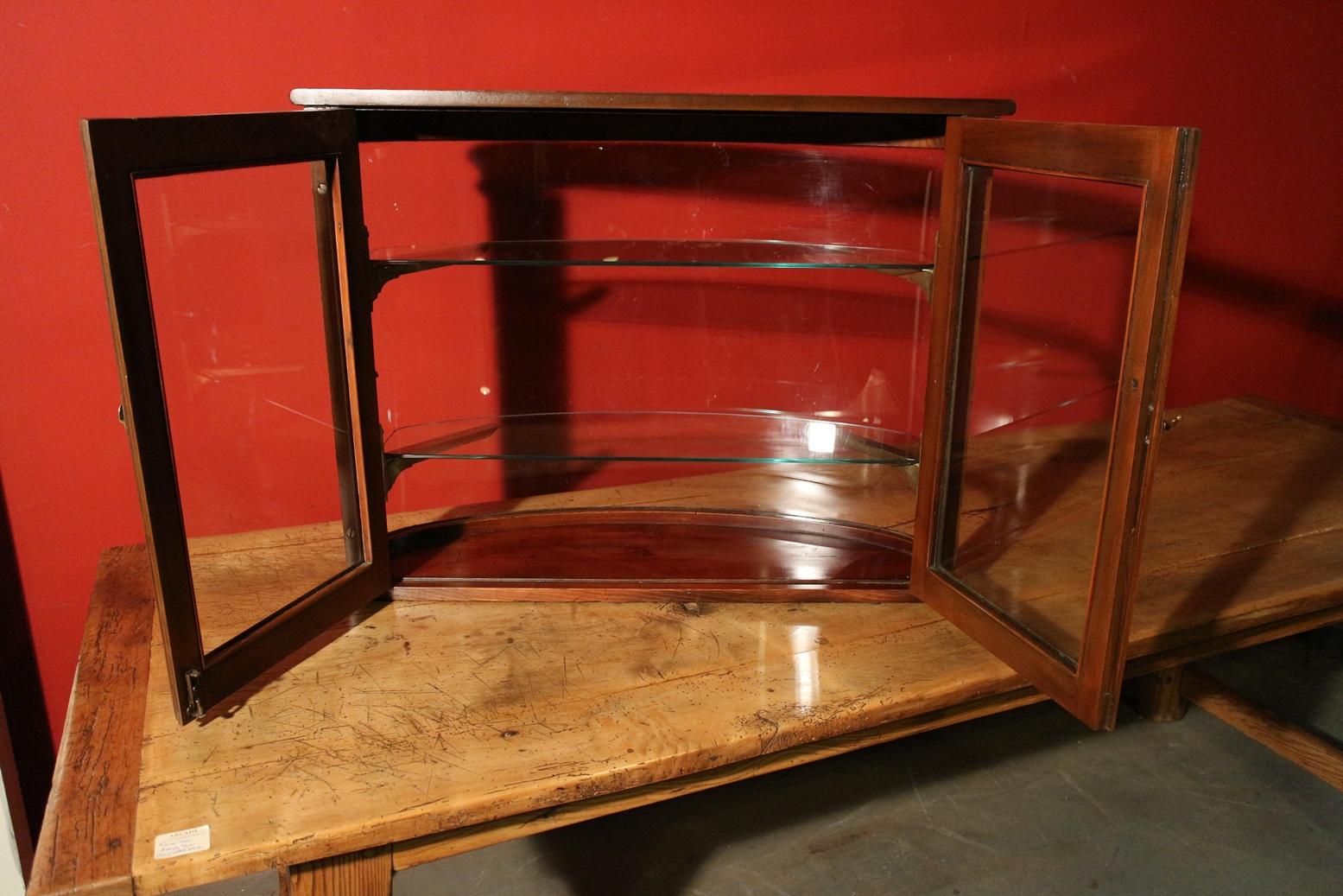 Small antique bow front display case. 2 adjustable glass shelves. No lock. There are some minor damages in the original curved glass

Origin: England
Period: circa 1900
Size: W. 86 cm, D. 29 cm, H. 65 cm.
