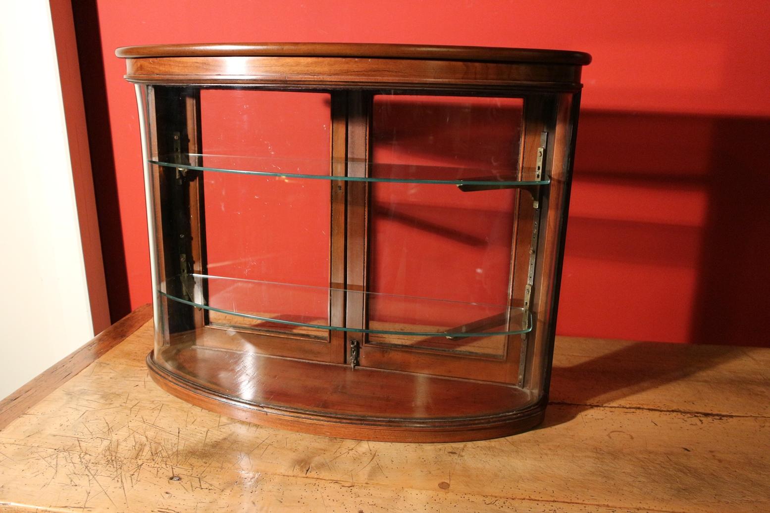 Small Bow Front Display Cabinet In Good Condition In Eindhoven, NL
