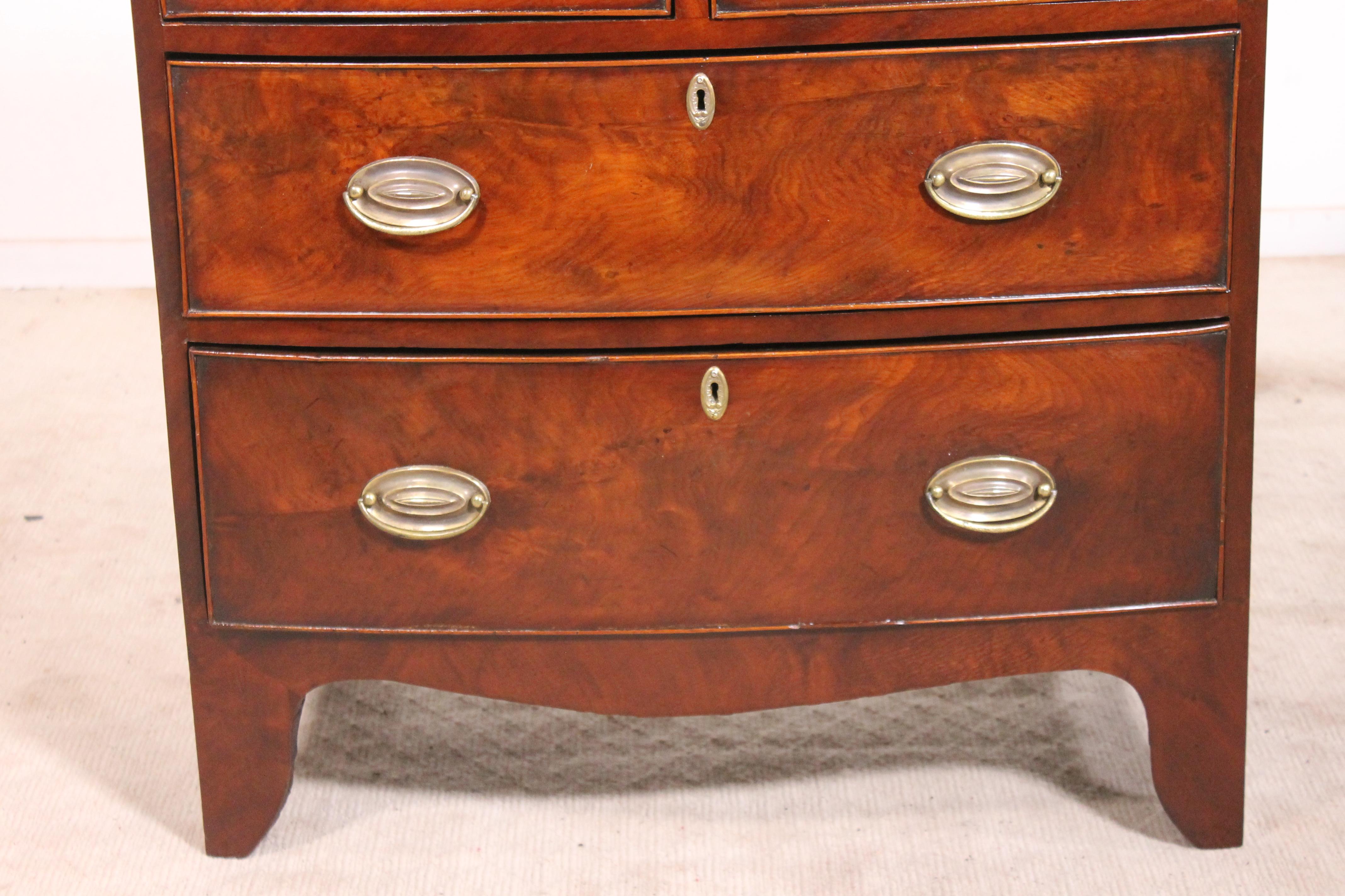 Elegant bowfront chest of drawers from the 19th century in mahogany
A fine English chest of drawers composed of four drawers with these original entrances
The commode stands out by its small size which is quite unusual.
Solid mahogany