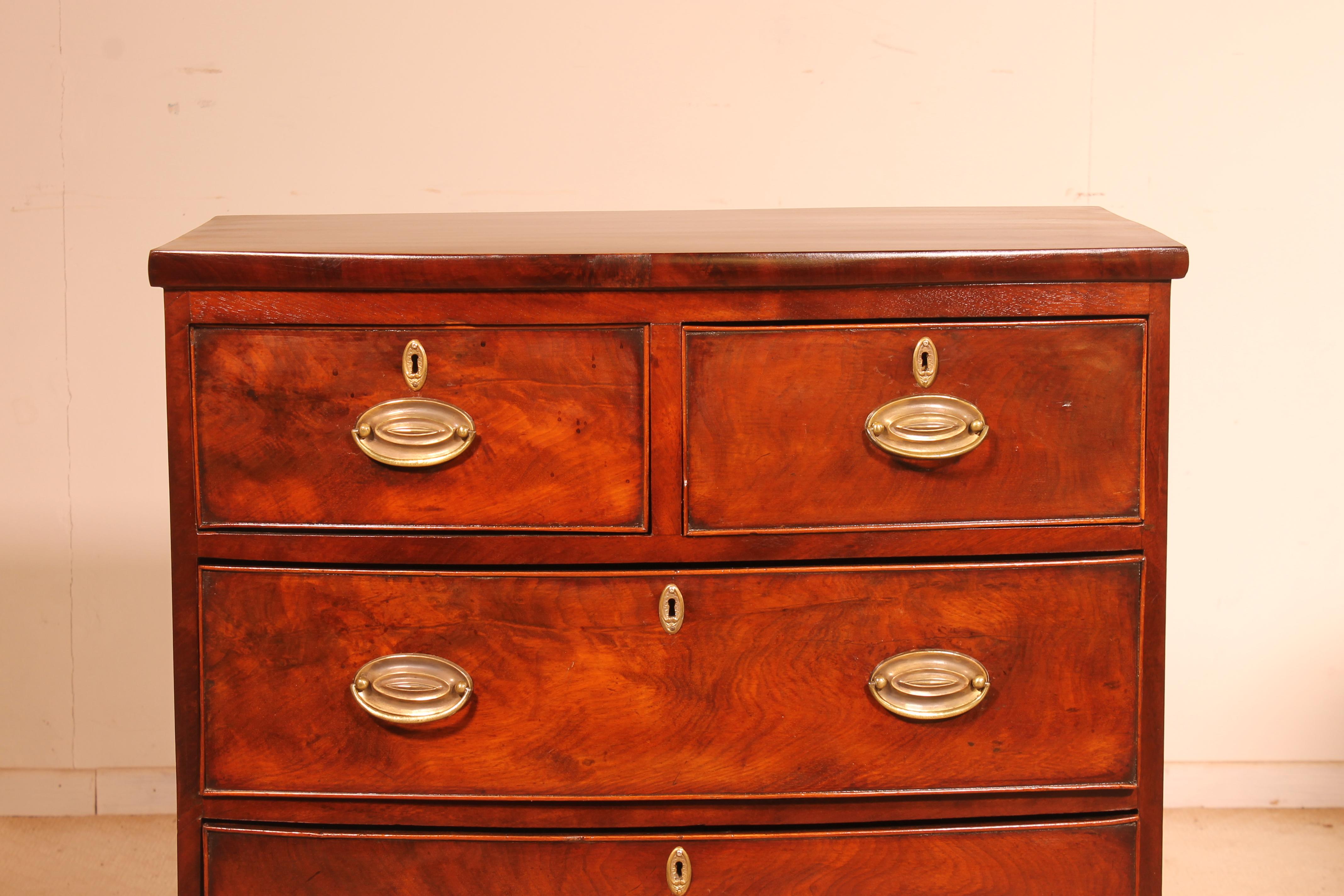 Small Bowfornt Mahogany Chest of Drawers 19th Century England In Good Condition In Brussels, Brussels