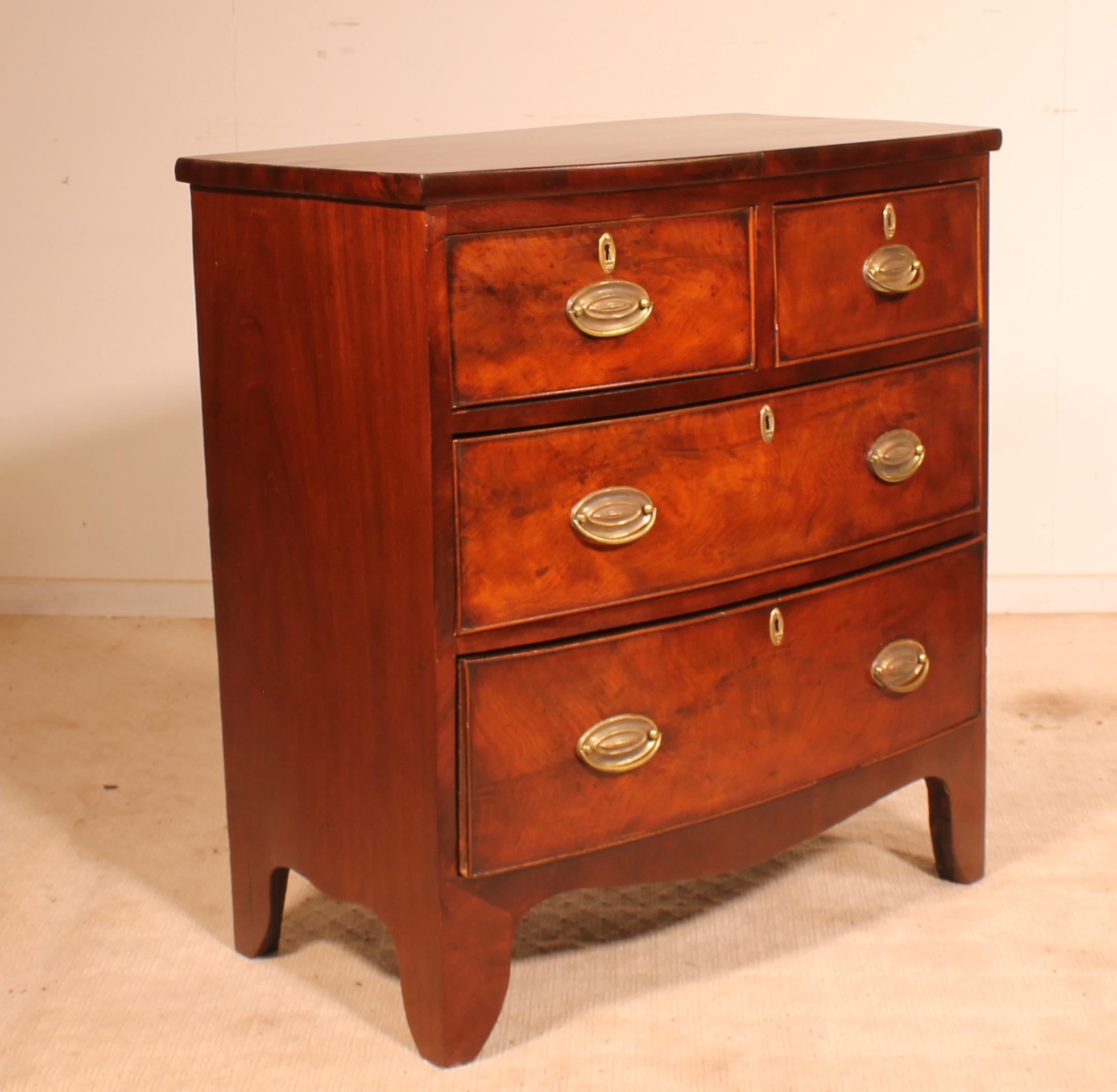 Small Bowfornt Mahogany Chest of Drawers 19th Century England 1