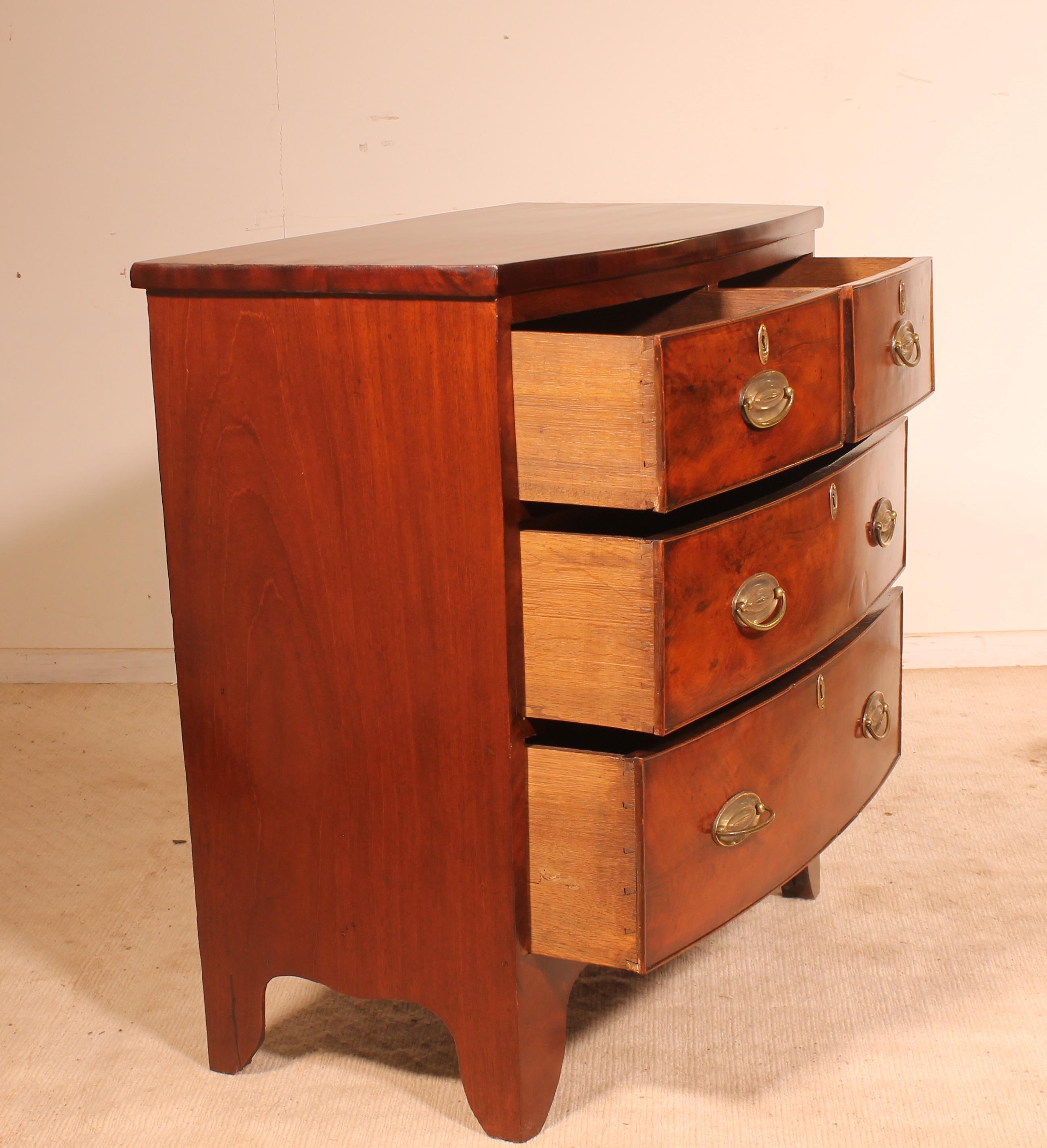 Small Bowfornt Mahogany Chest of Drawers 19th Century England 3