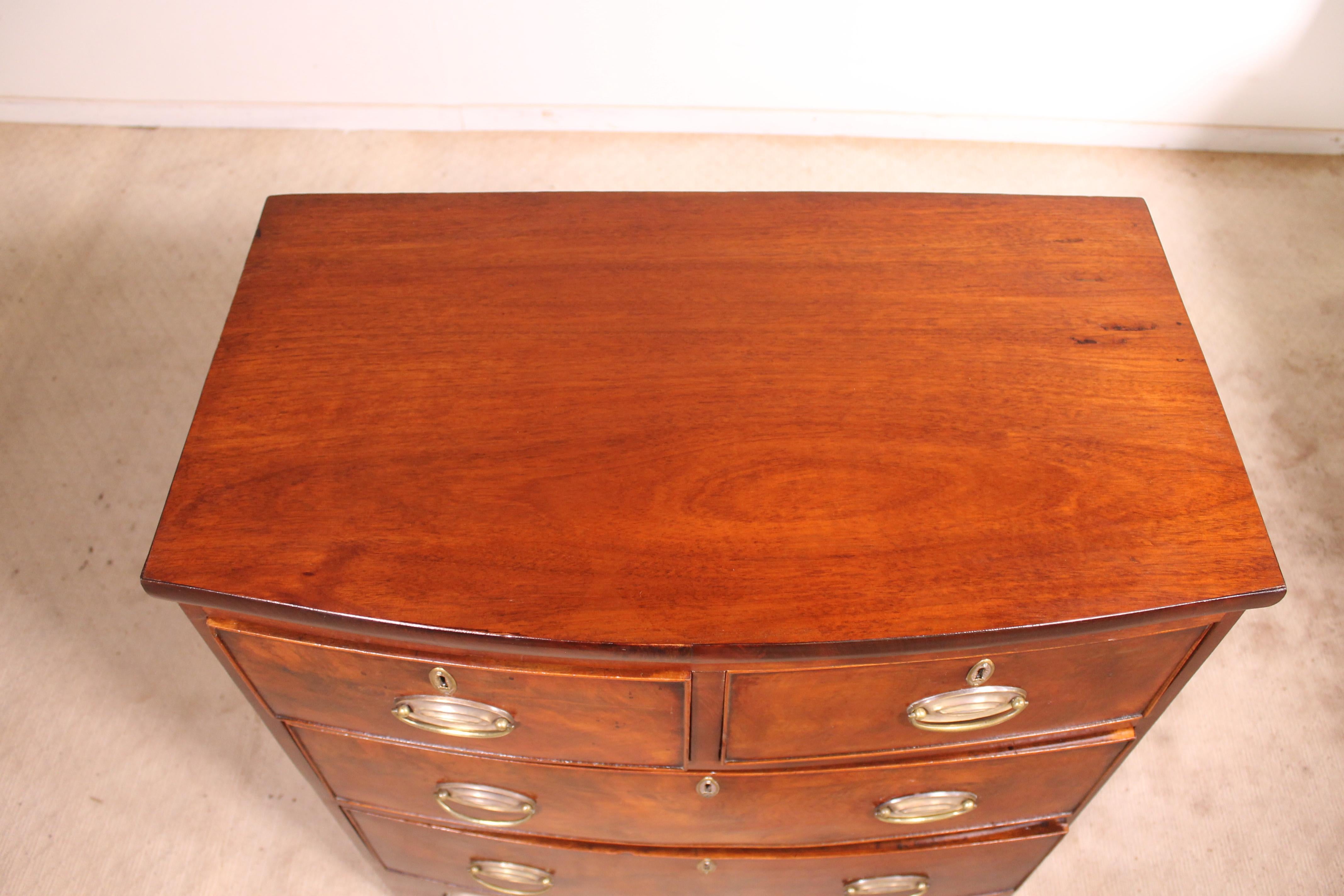 Small Bowfornt Mahogany Chest of Drawers 19th Century England 4