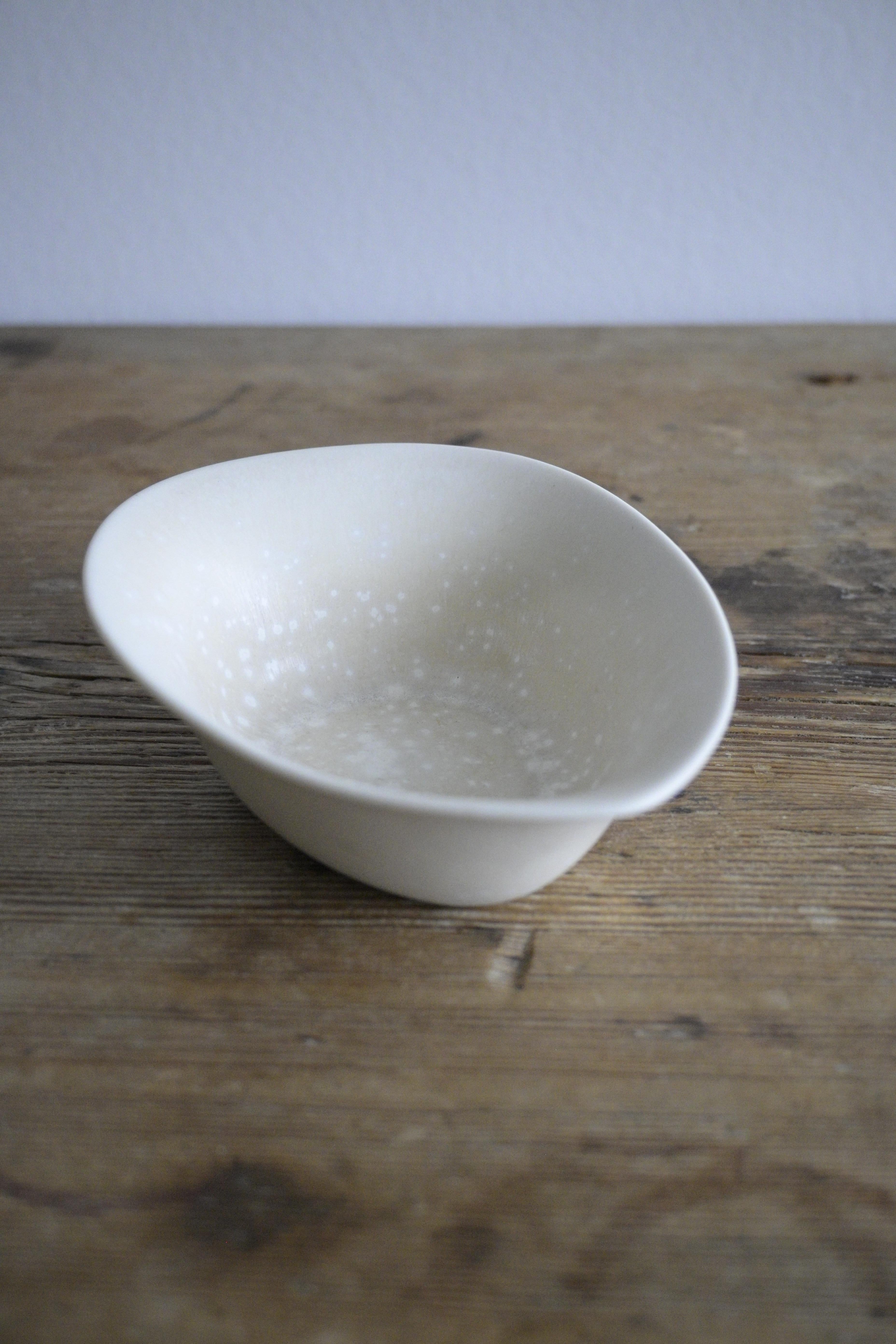 Small Bowl 'AUN' by Gunnar Nylund, Rörstrand 1950s In Excellent Condition For Sale In Farsta, SE