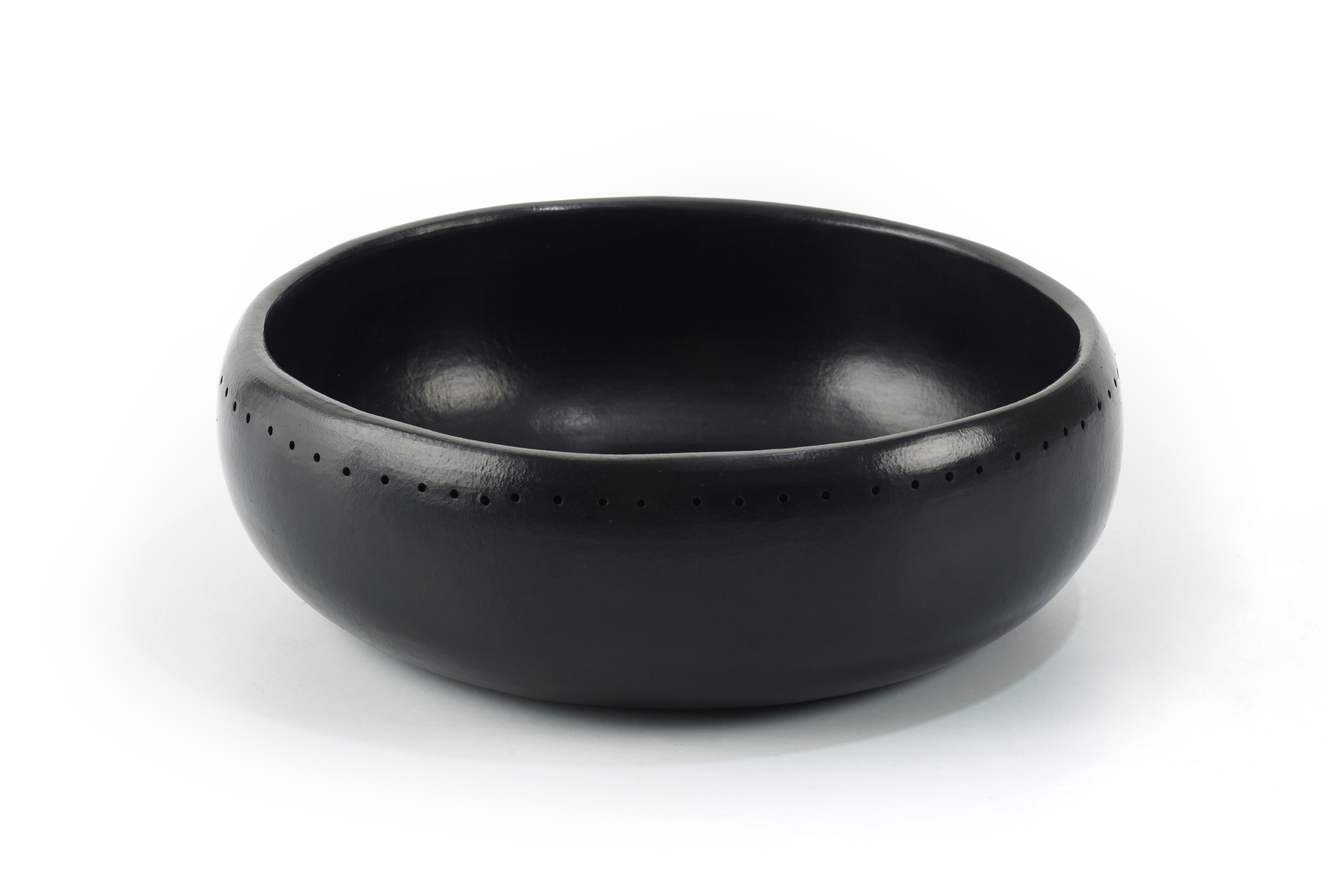 Kleine Schale Barro dining von Sebastian Herkner
MATERIALIEN: Hitzebeständige schwarze Keramik. 
Technik: Glasiert. Im Ofen gegart und mit Halbedelsteinen poliert. 
Abmessungen: Durchmesser 27 cm x Höhe 8 cm 
Erhältlich in den Größen: Large,