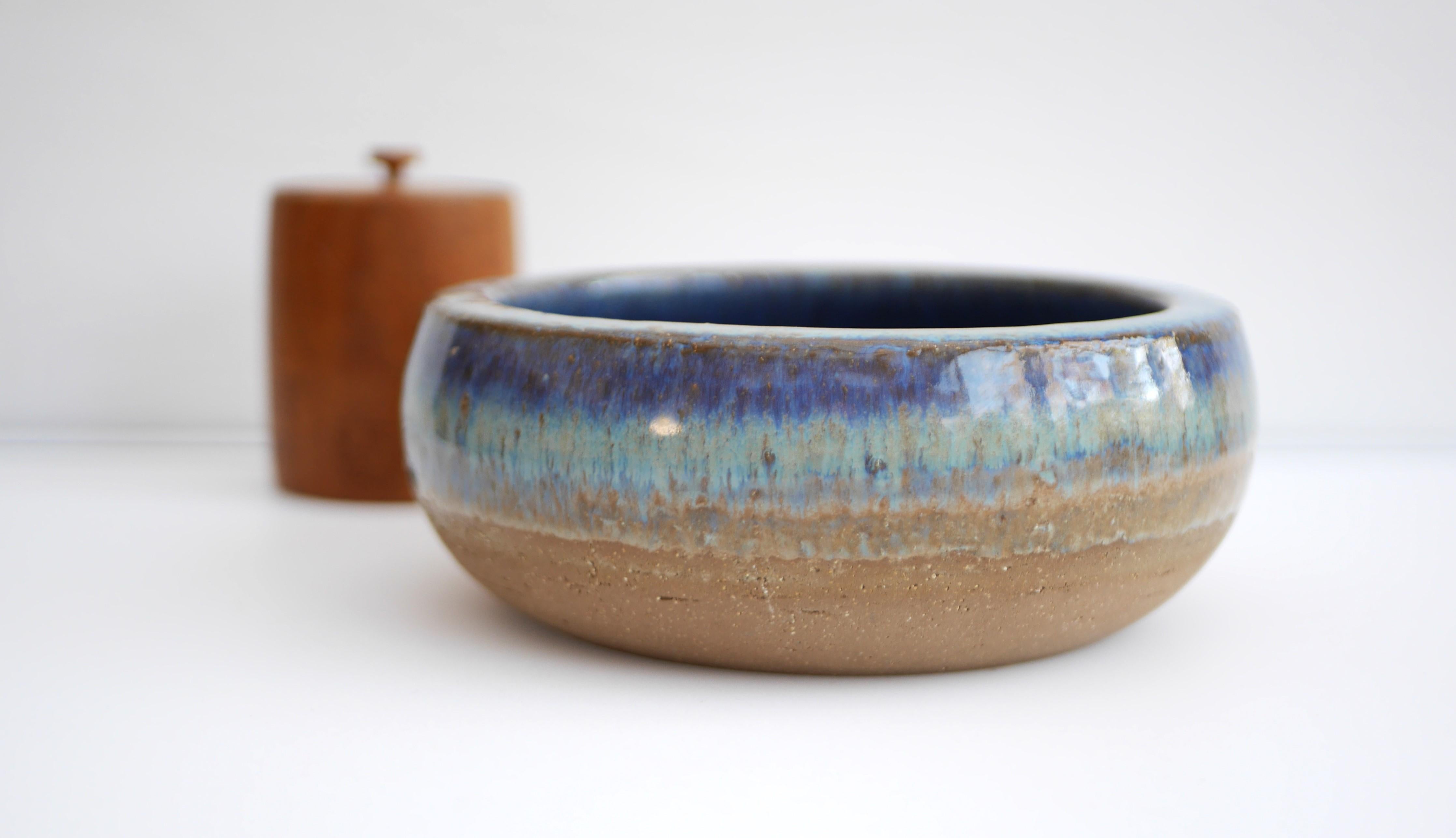 A beautiful stoneware vintage Bornholm pottery bowl from Denmark. Made by the talented Michael Andersen, this bowl is iconic and so typical for this company, especially when it comes to the glazing. The colors are a very nice various shades of blue