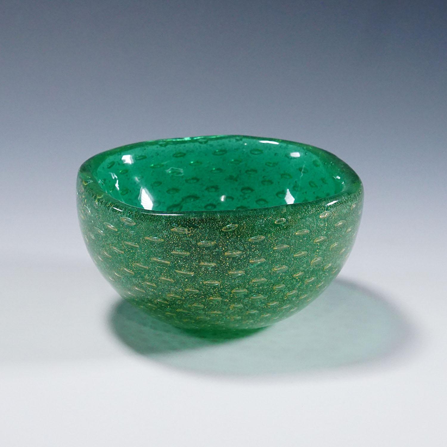 Small Bowl in Green Sommerso Glass, Carlo Scarpa for Venini Murano 1930s

An art glass bowl in green sommerso glass, designed by Carlo Scarpa and manufactured by Venini Murano Venice in the 1930s. The bowl is made of thick green glass with regular