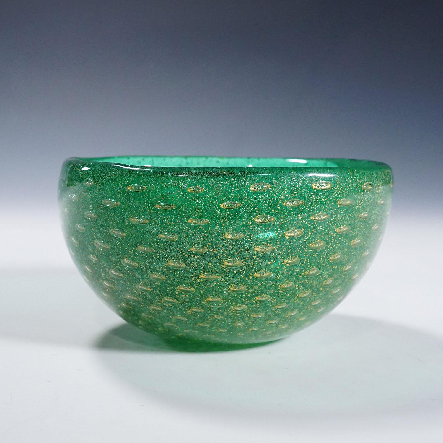 Mid-Century Modern Small Bowl in Green Sommerso Glass, Carlo Scarpa for Venini Murano 1930s For Sale