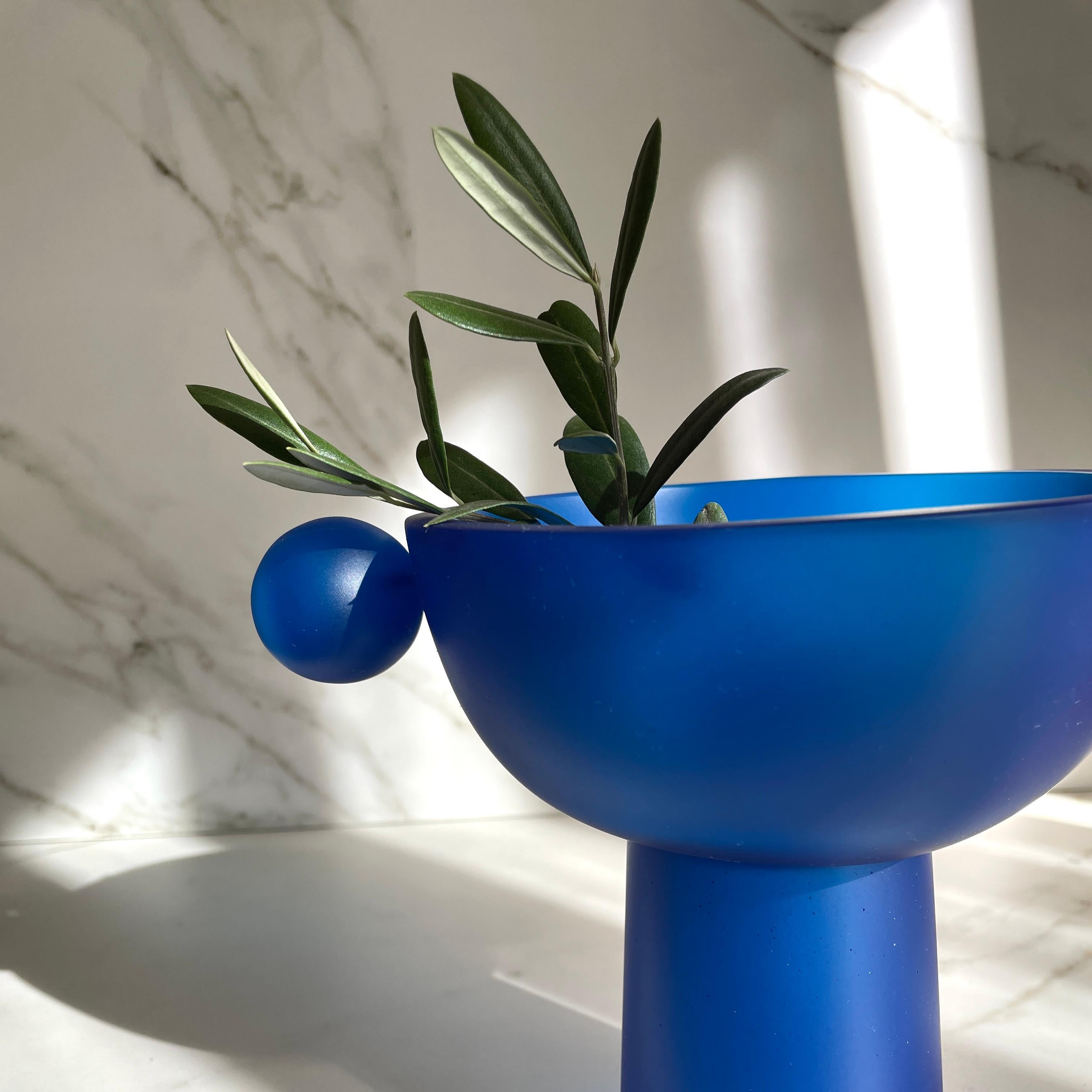 Small Bowl Pedestal in Blue Resin by Paola Valle In New Condition For Sale In Ciudad De México, MX