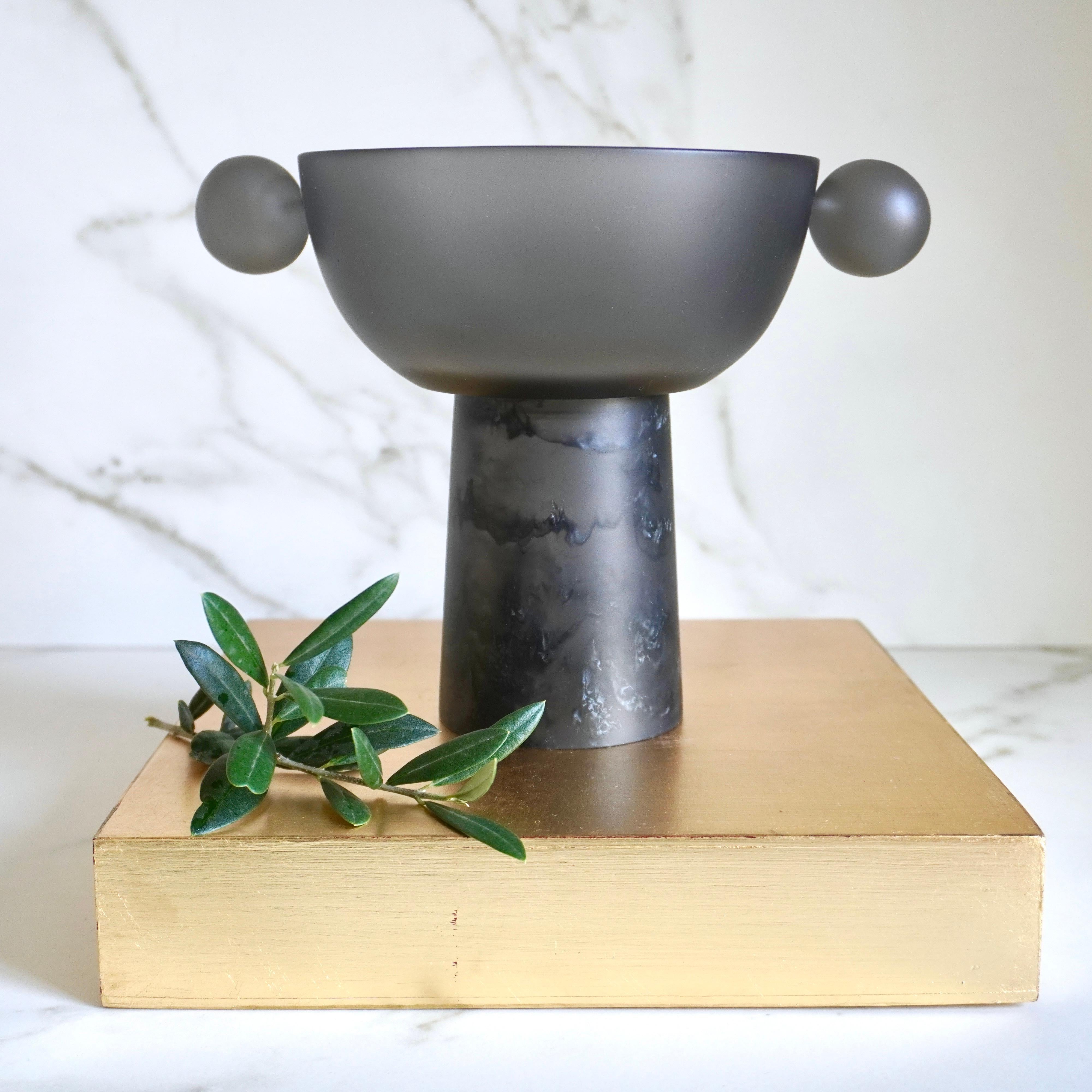This small pedestal stands tall as a stately centerpiece or bookshelf display. The spheres give the piece a playful and modern look, making it a perfect statement piece for any space.

Bowl and spheres: Traslucid smoke resin in satin