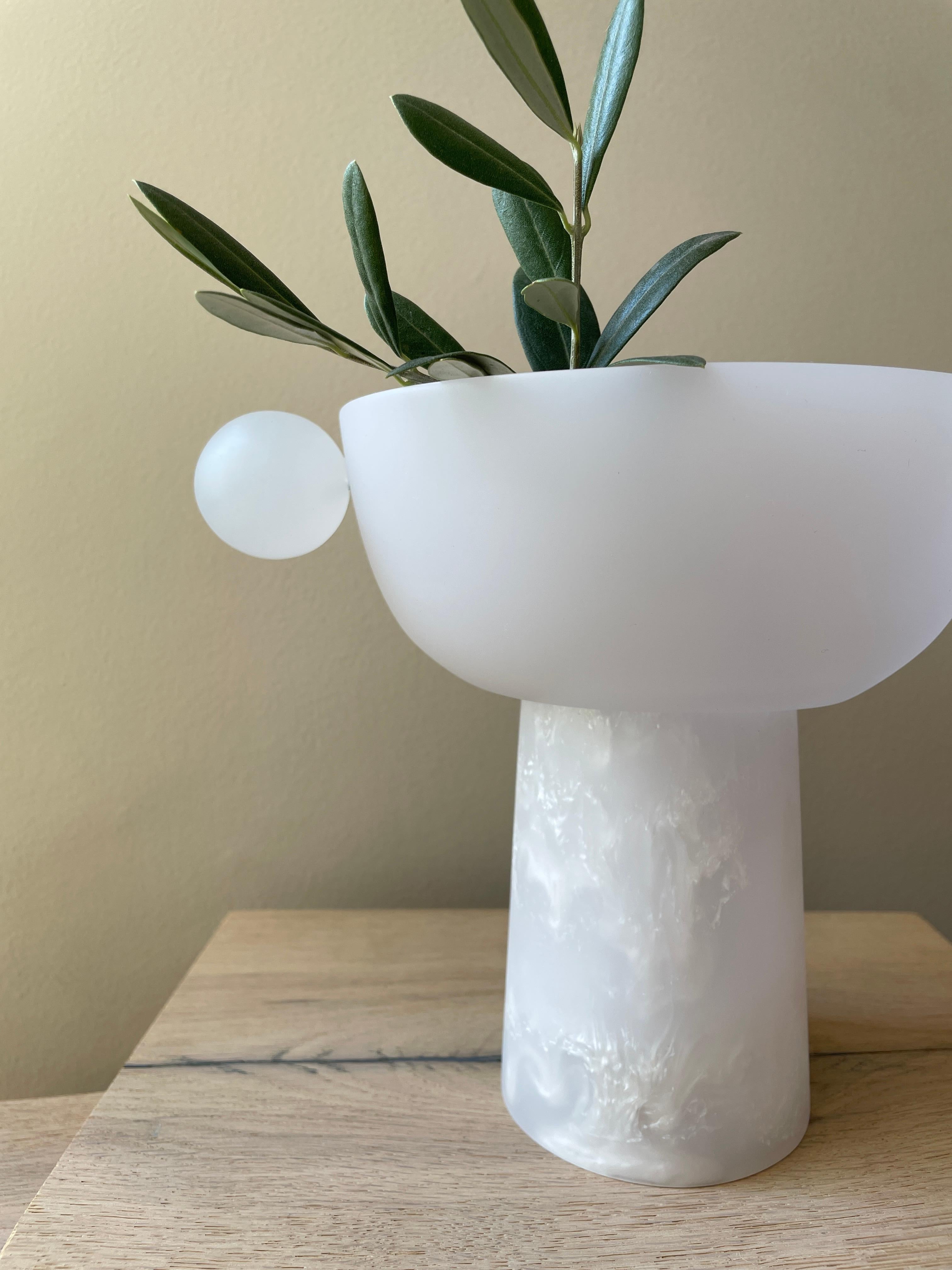 This small pedestal stands tall as a stately centerpiece or bookshelf display. The spheres give the piece a playful and modern look, making it a perfect statement piece for any space.

Bowl and spheres: Traslucid white resin in satin