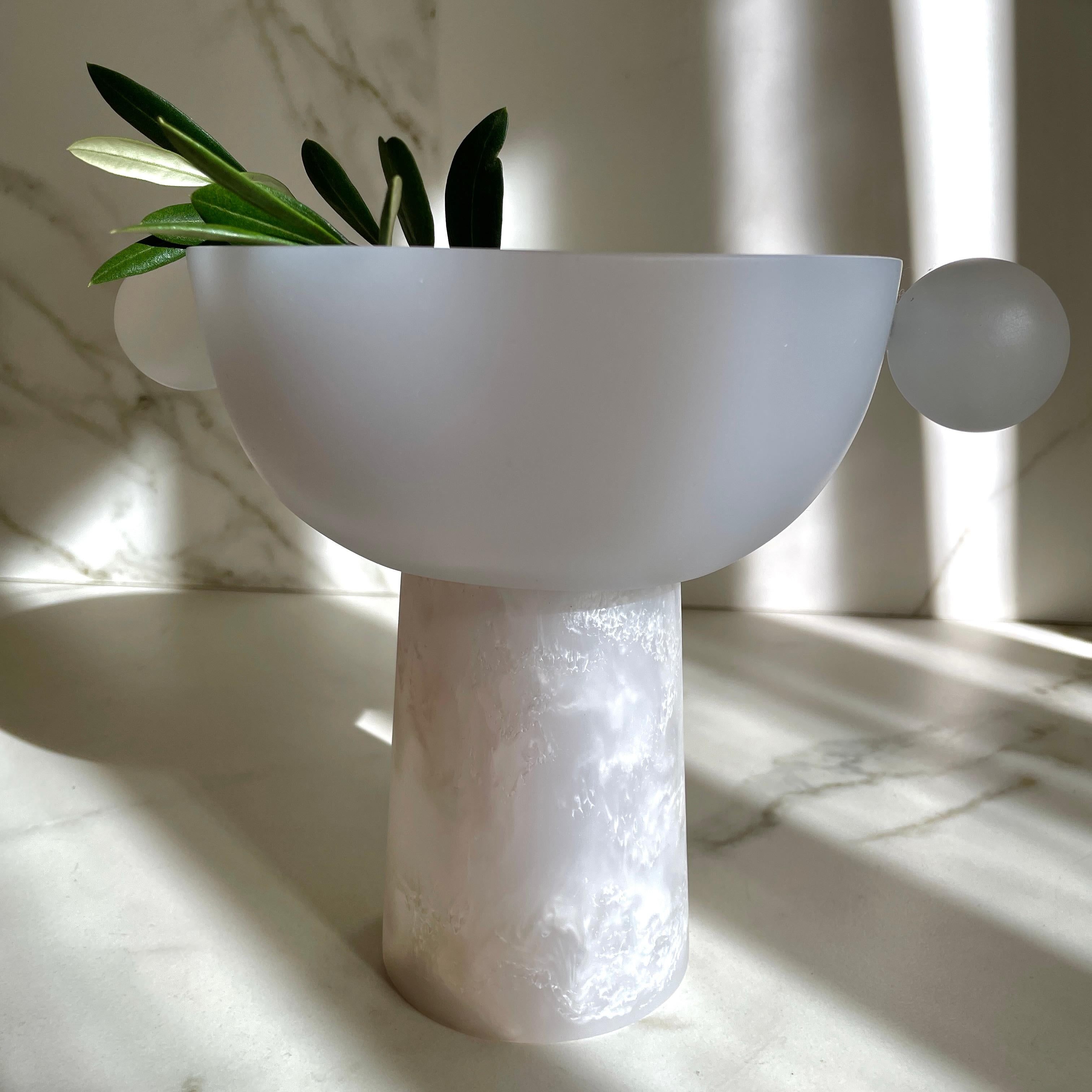 Small Bowl Pedestal in White Resin by Paola Valle In New Condition For Sale In Ciudad De México, MX