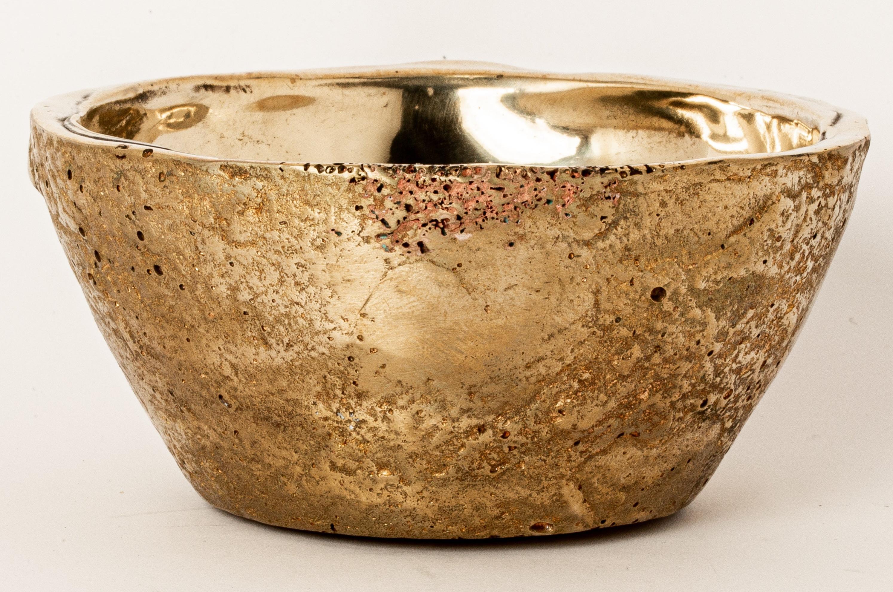 Small bowl in brass. It is a harmonious fusion of textures and tones, with a meticulously polished interior that gleams with radiant elegance. Its exterior, adorned with a subtle, tactile roughness, imparts a unique character and charm to this