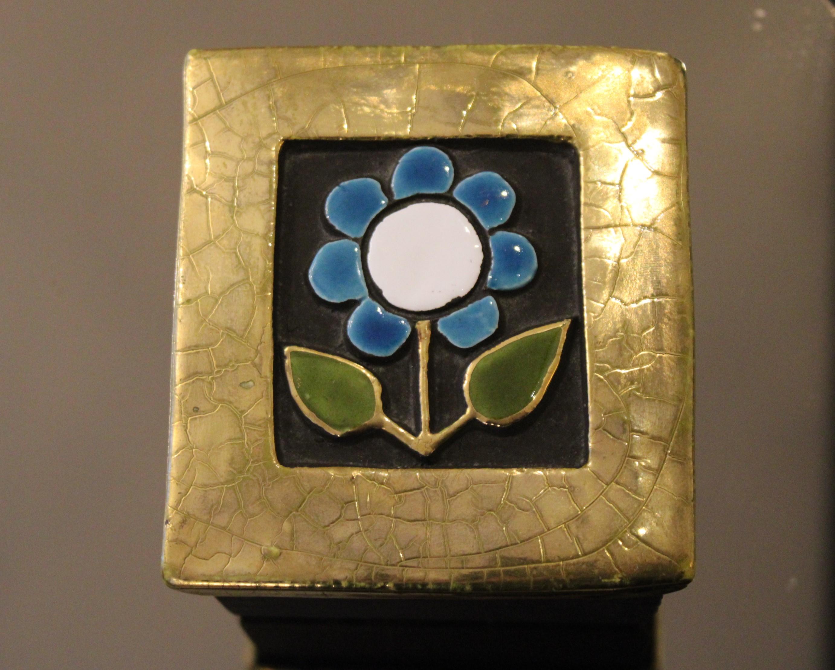 Small box by Mithé Espelt
Ceramic cover with flower design and wooden box
France, circa 1970