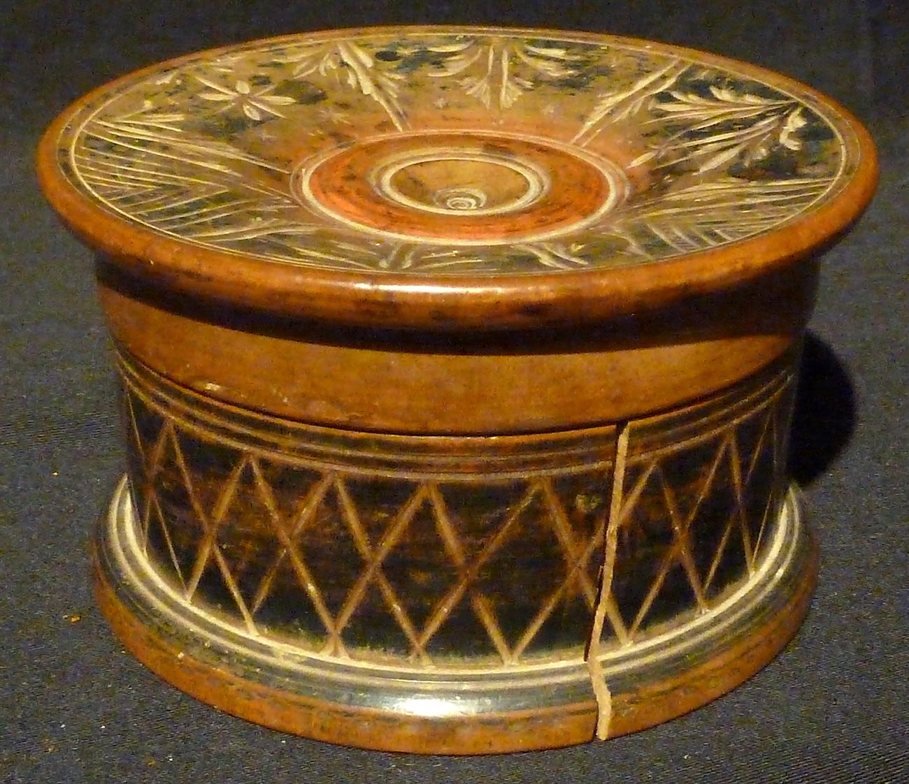 SHIPPING POLICY:
No additional costs will be added to this order.
Shipping costs will be totally covered by the seller (customs duties included). 

Small box, central Italy, 17th century, in lacquered and carved wood of monastic production, with