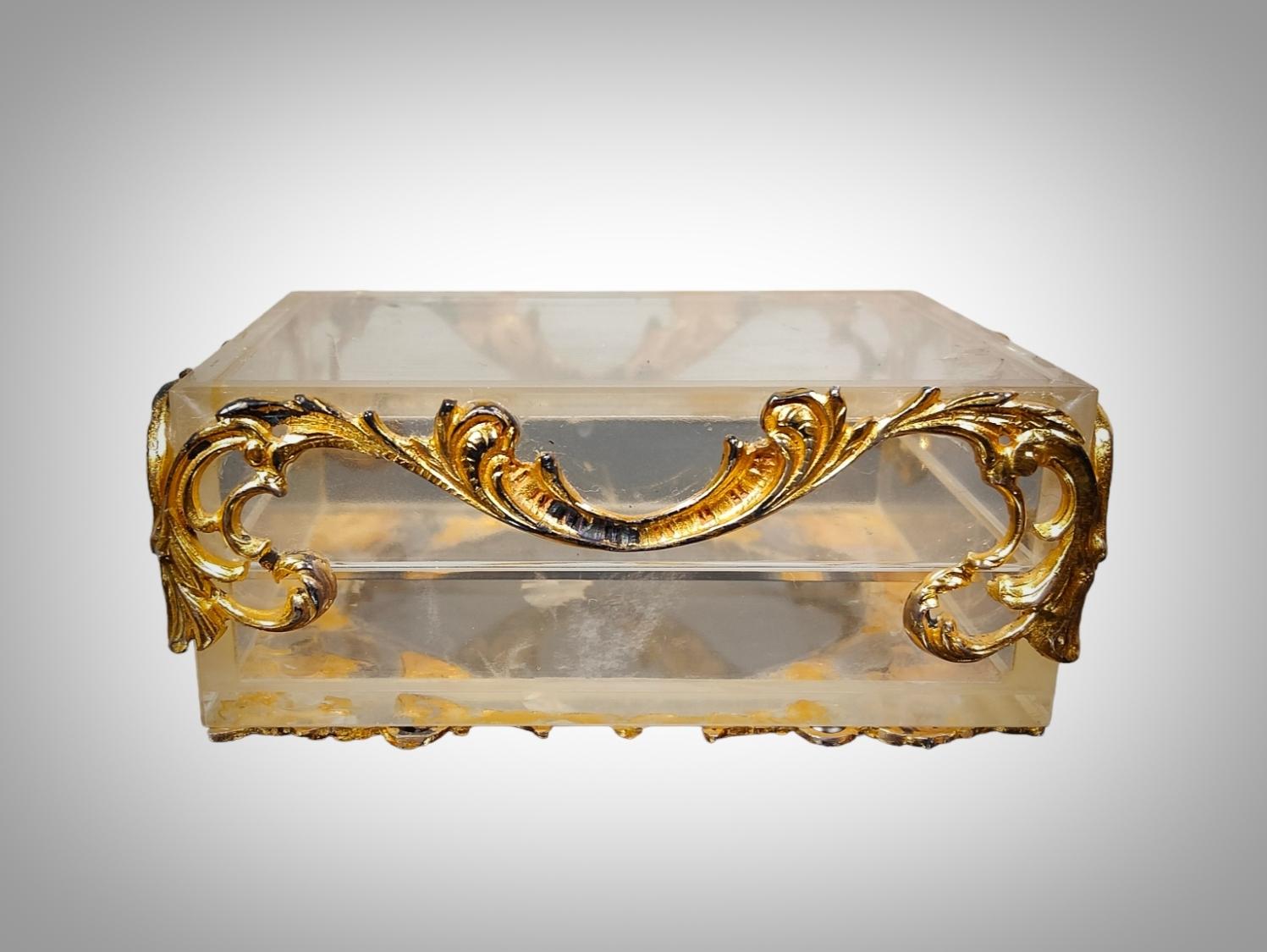 Small Box In Rock Crystal And Bronze XIX
Austrian box from the end of the 19th century in quartz (rock crystal) and gilded bronze Good condition Measures: 6x4x2.5 cm Good condition