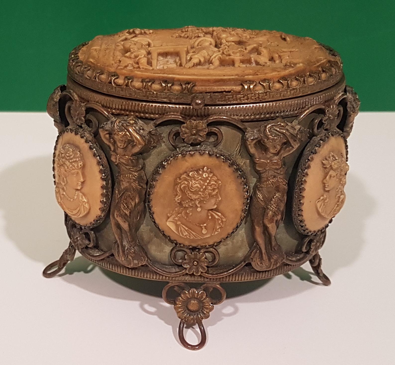 Small box with igneous stone cameos, 19th century
The cameos show female profiles.
Cover decorated with a cameo showing life scenes.
All sides are decorated with flowers and female shapes.

This artwork is shipped from Italy. Under existing