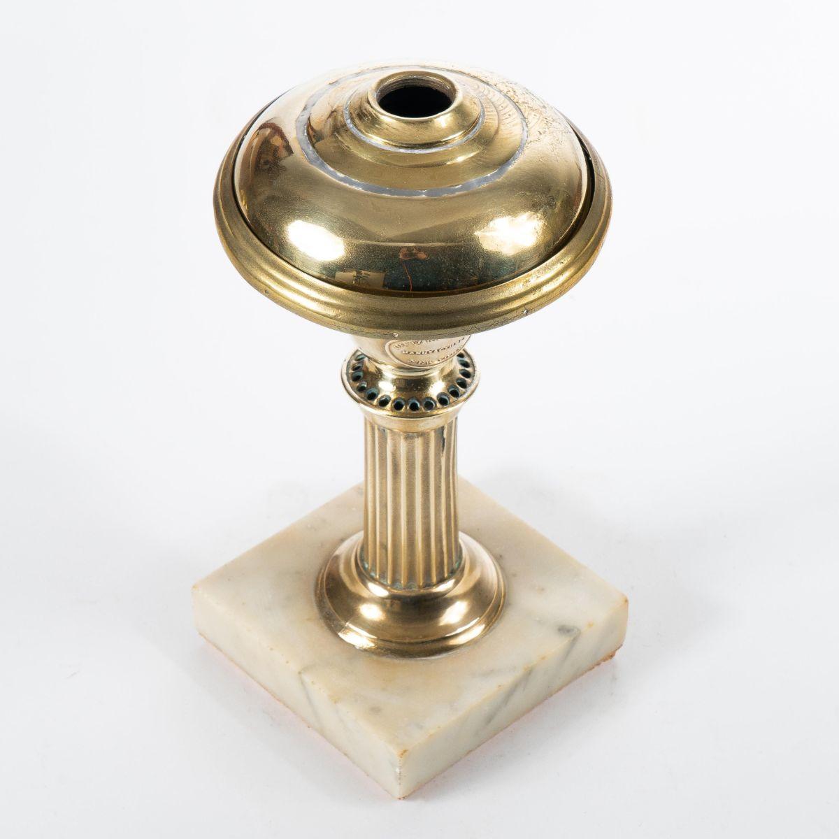Piccola lampada solare in ottone e marmo con etichetta in ottone di Dietz & Co.
America, New York, circa 1840.