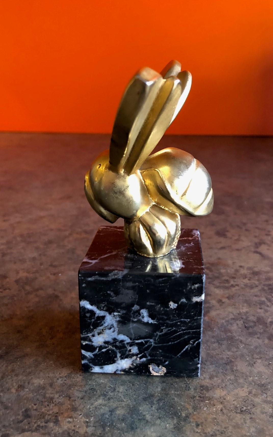 Pequeña escultura de latón 