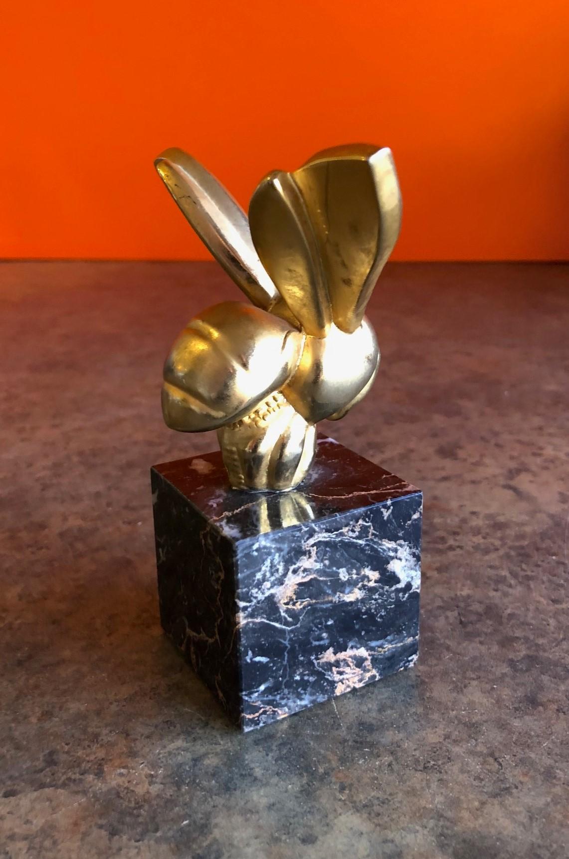Américain Petite sculpture en laiton «abeille » sur socle en marbre de Gaston Lachaise Philadelphia MOA en vente