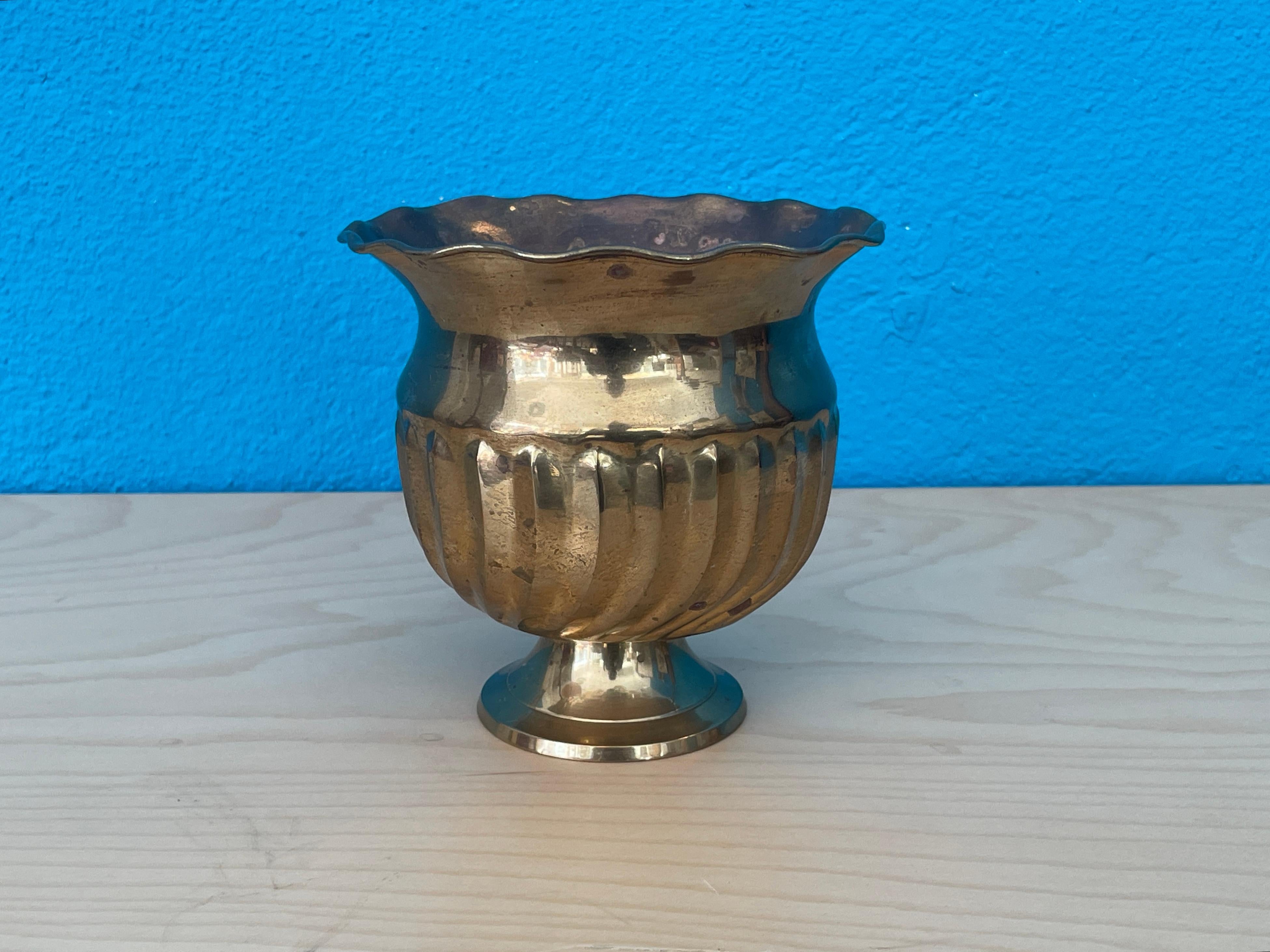 Magnifique bol en laiton.

- Hauteur 13cm / 5.2in
- Diamètre 13,5cm / 5,5in

Vintage Condition.
