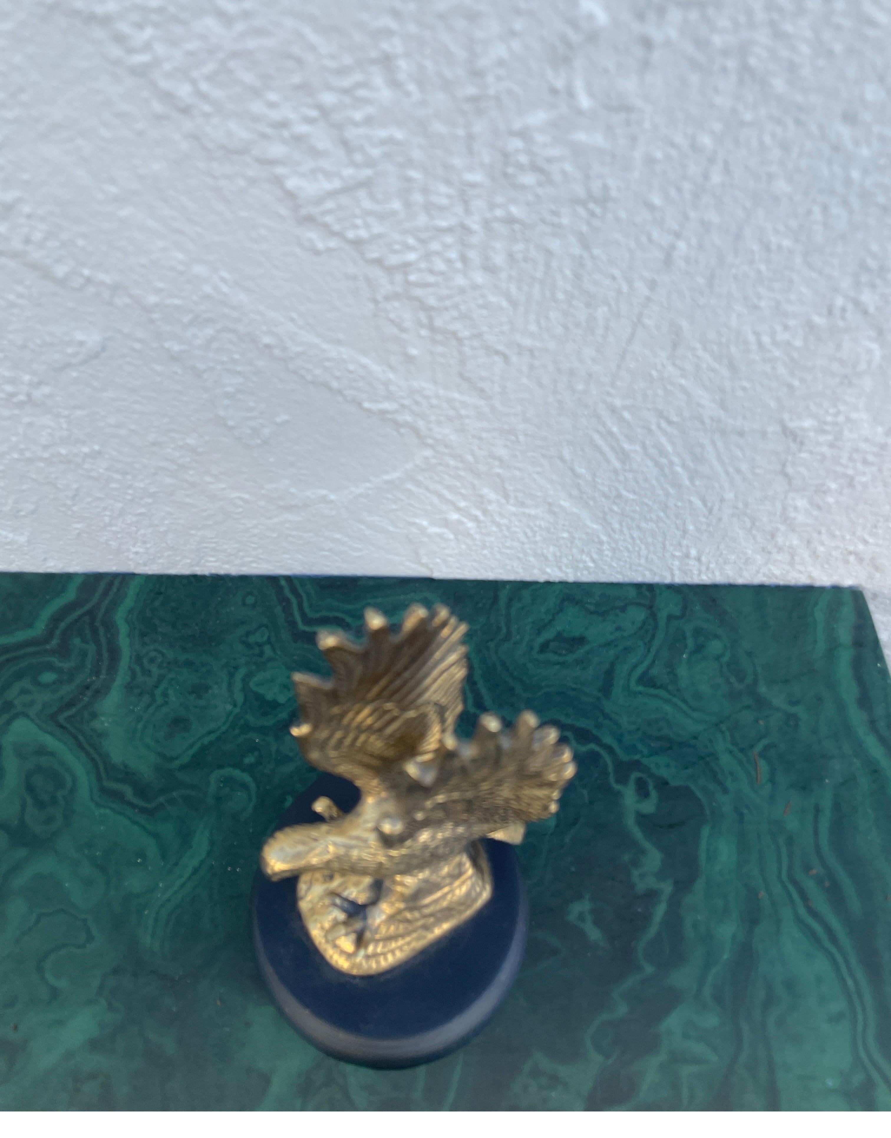 Piccola aquila in ottone su base in Wood, fermacarte In condizioni buone in vendita a West Palm Beach, FL