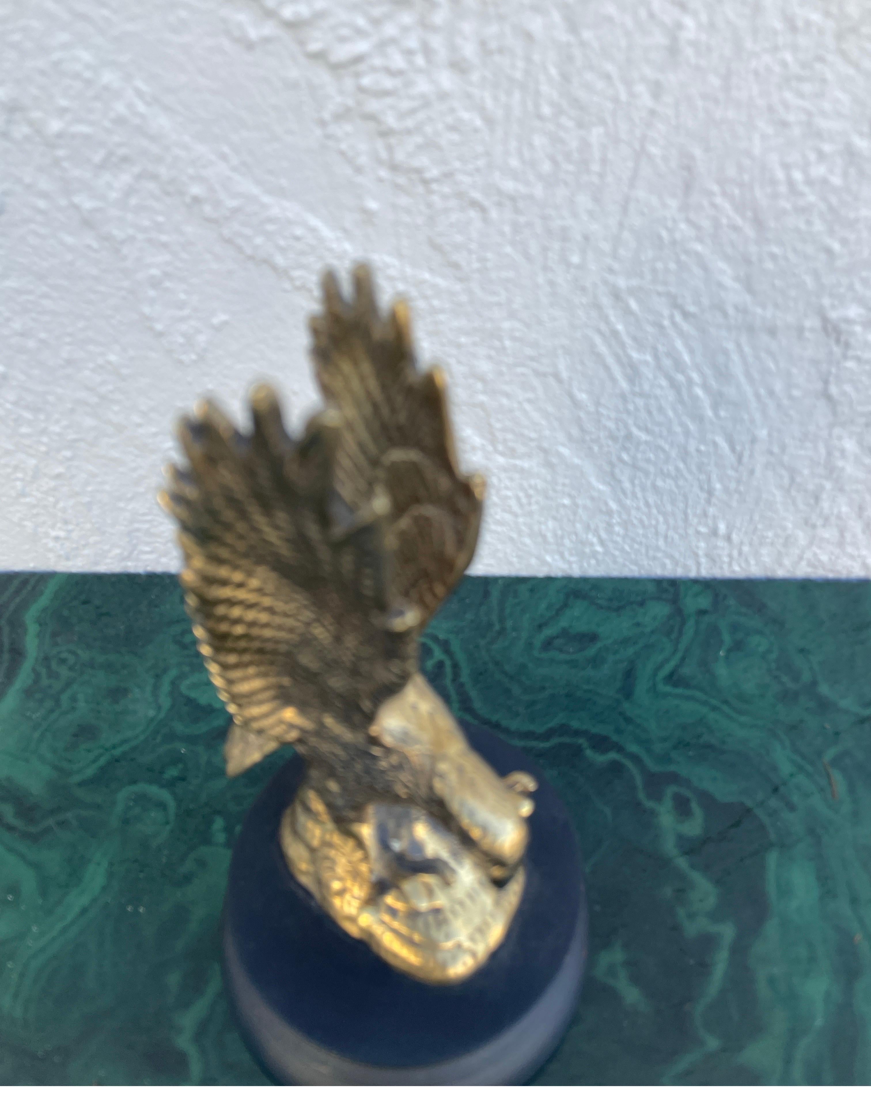 XX secolo Piccola aquila in ottone su base in Wood, fermacarte in vendita