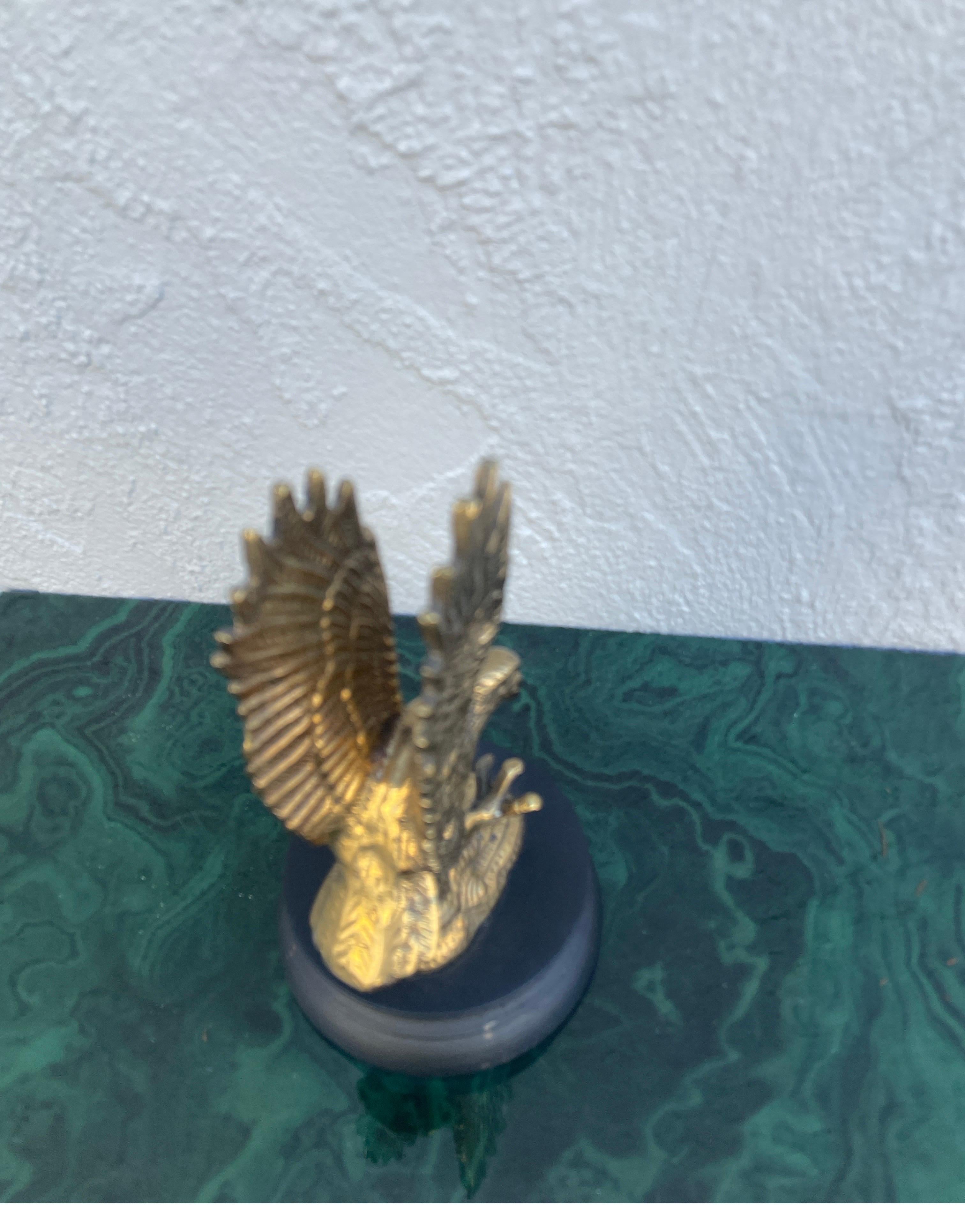 Ottone Piccola aquila in ottone su base in Wood, fermacarte in vendita