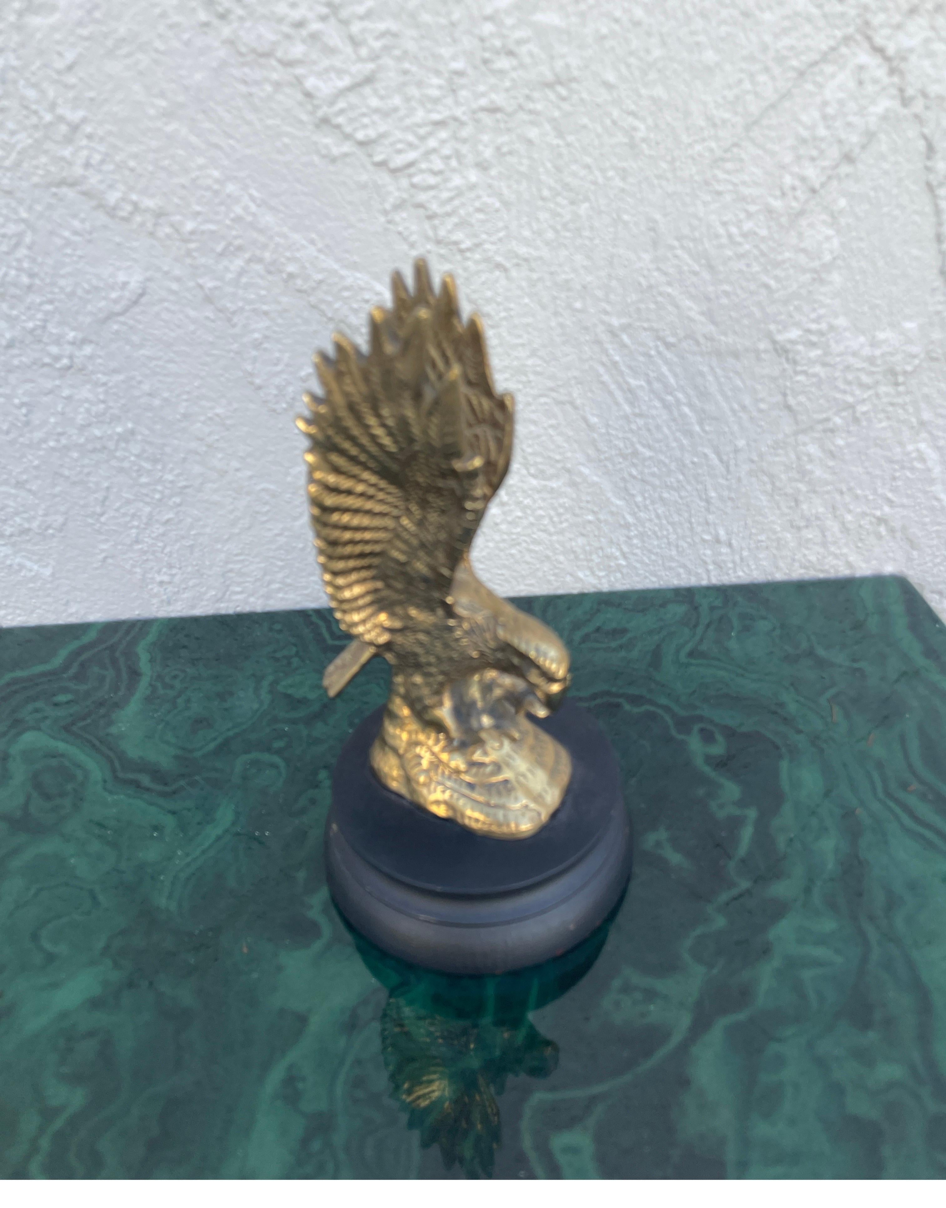 Piccola aquila in ottone su base in Wood, fermacarte in vendita 1