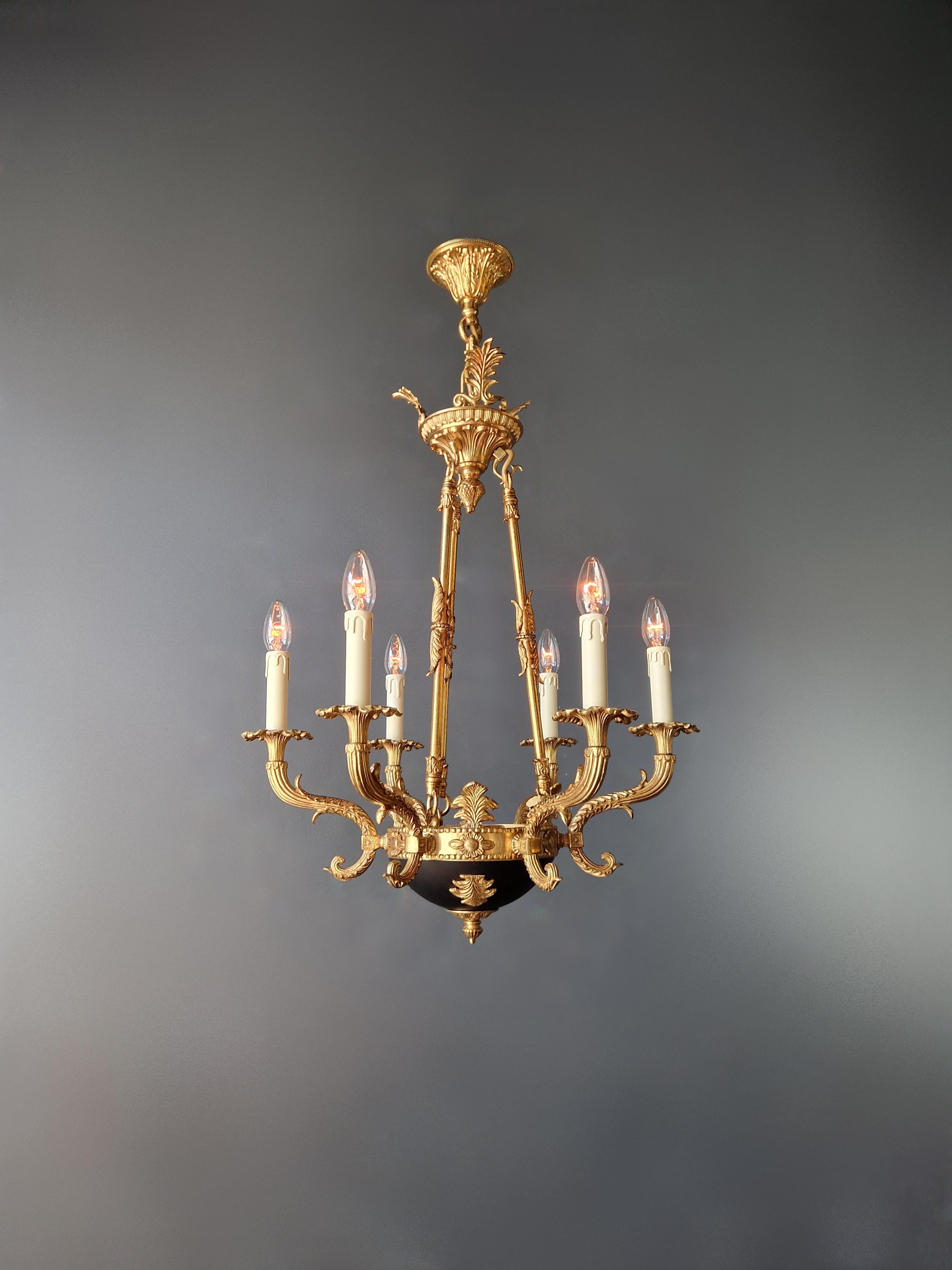 Baroque Petit lustre Empire en laiton lustré or ancien nouveau design en vente