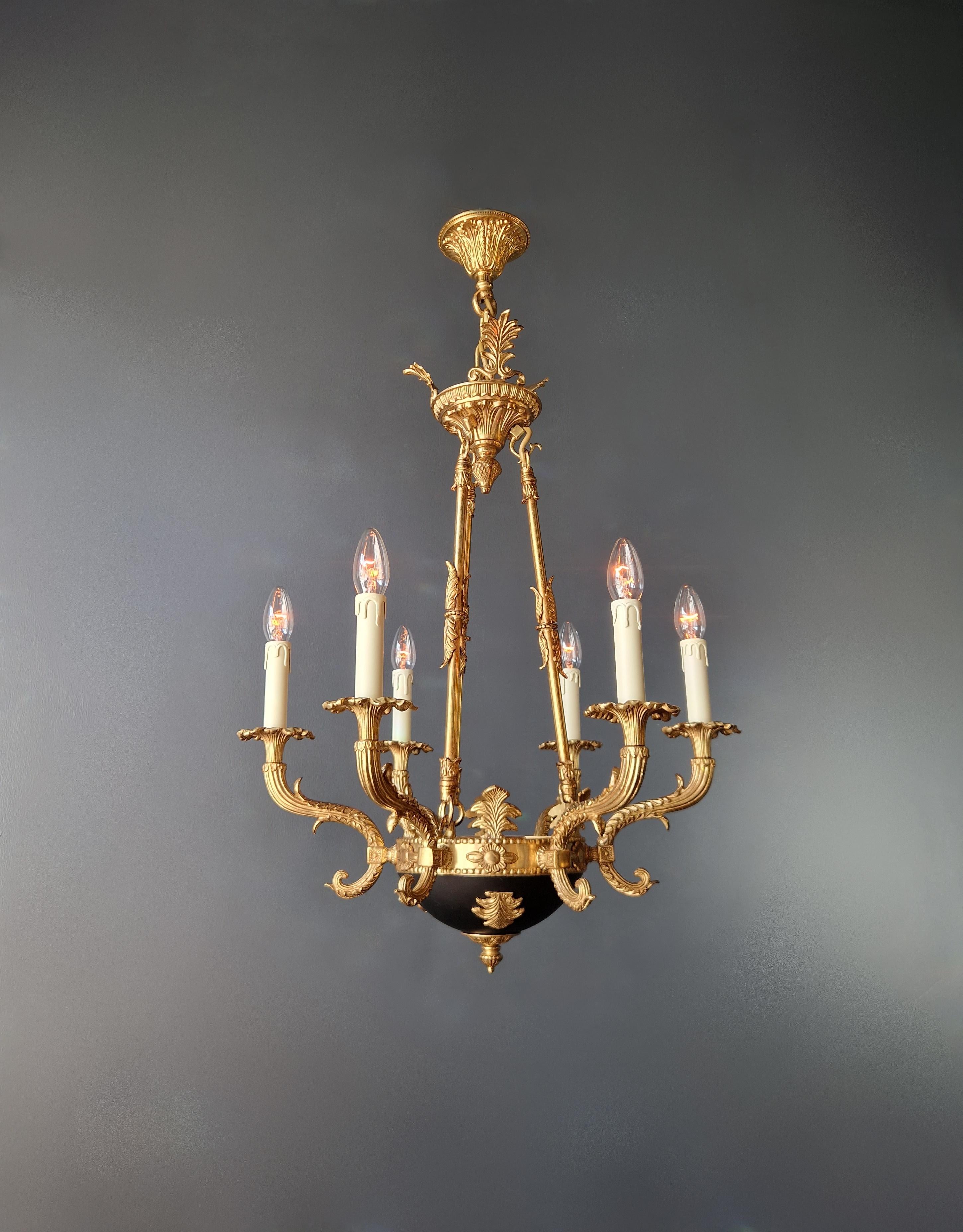 Allemand Petit lustre Empire en laiton lustré or ancien nouveau design en vente