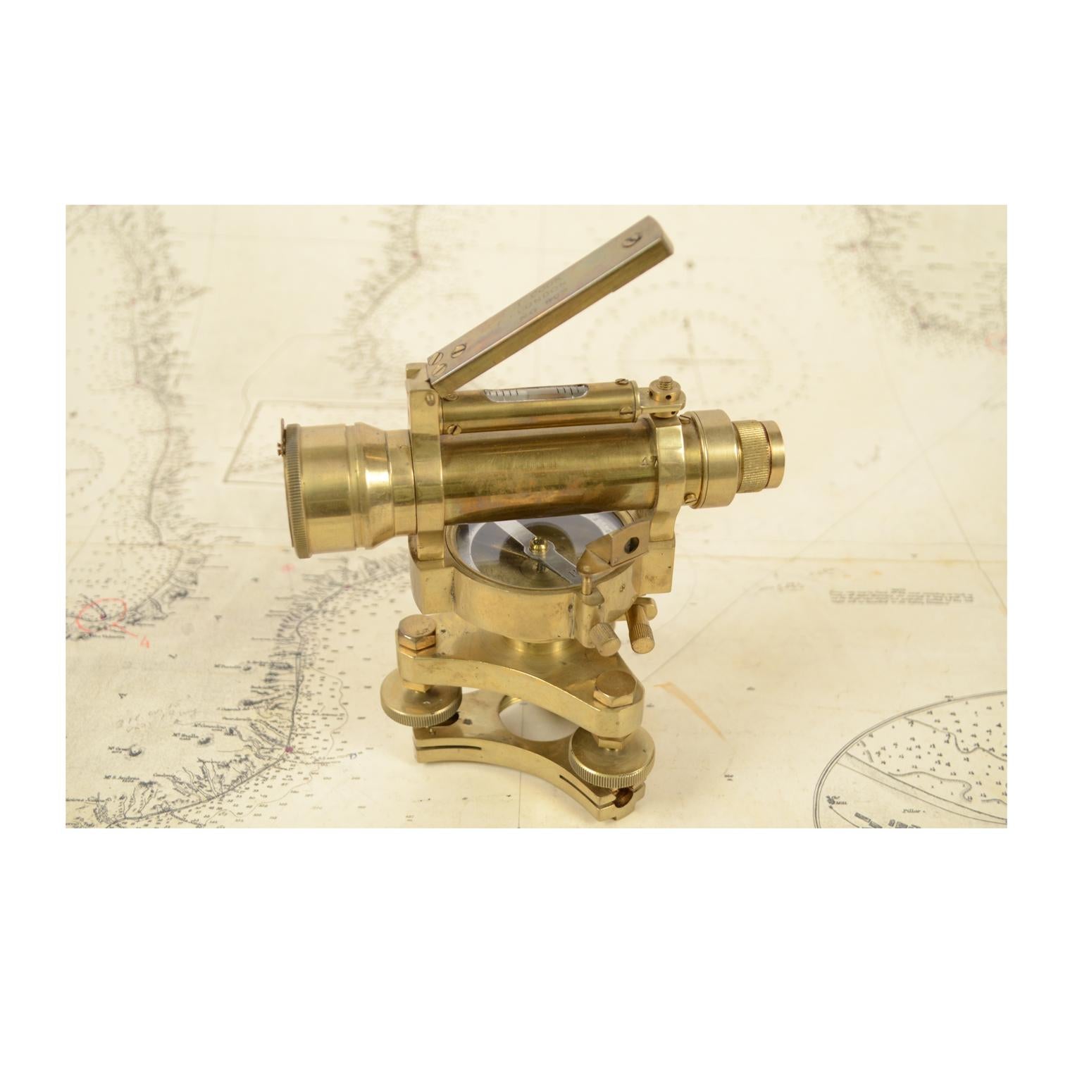 Small Brass English Level with Telescope, 1940s In Good Condition In Milan, IT
