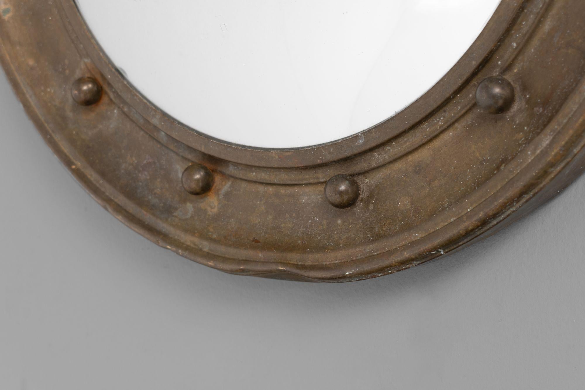 Specchio convesso con cornice in ottone. Ottone fortemente patinato con ammaccature nella cornice e lievi graffi al vetro. Francia, circa 1900.

H. 42 cm x L. 42 cm x P. 4,5 cm