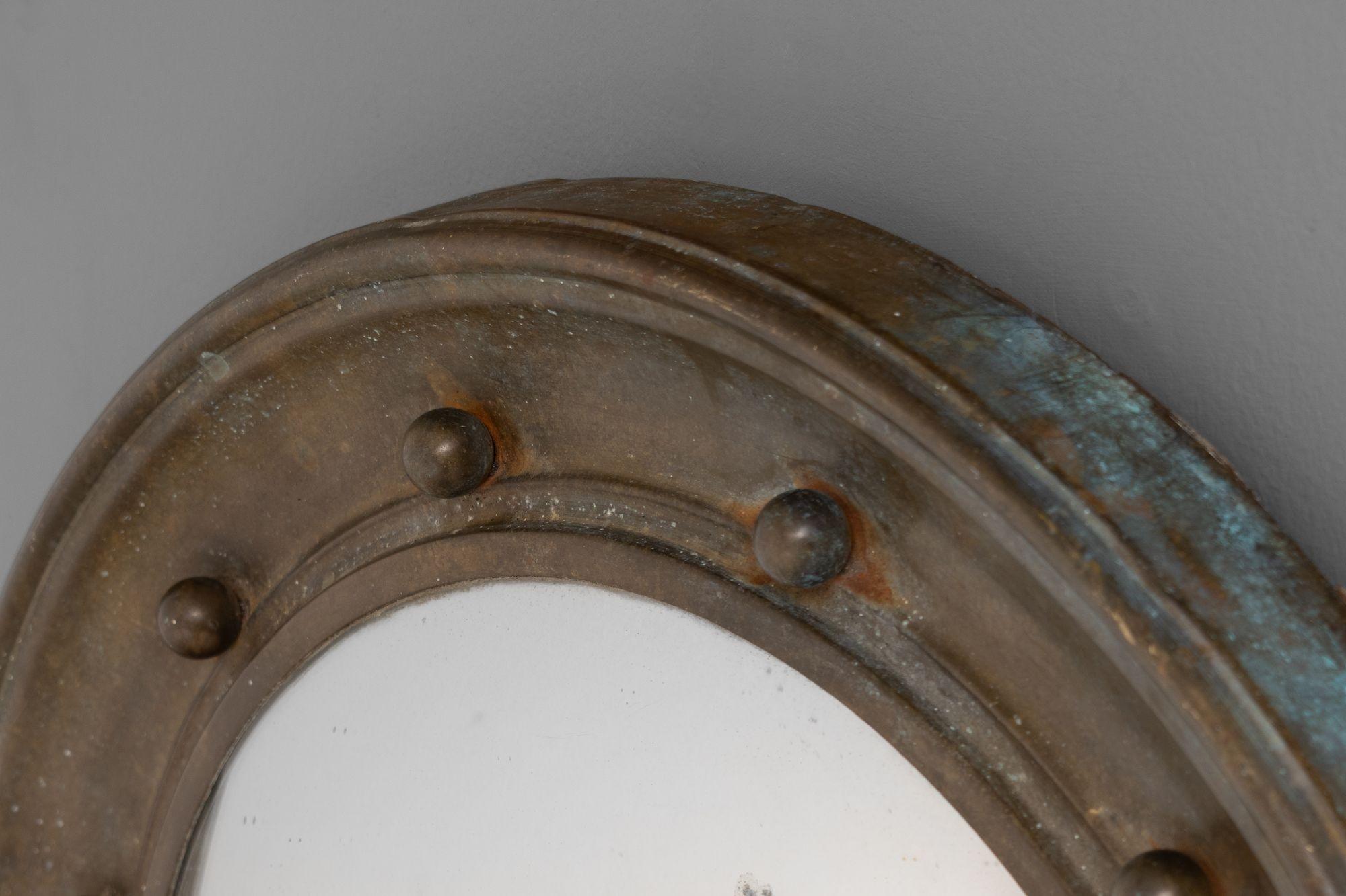 Piccolo specchio convesso con cornice in ottone In condizioni buone in vendita a London, England