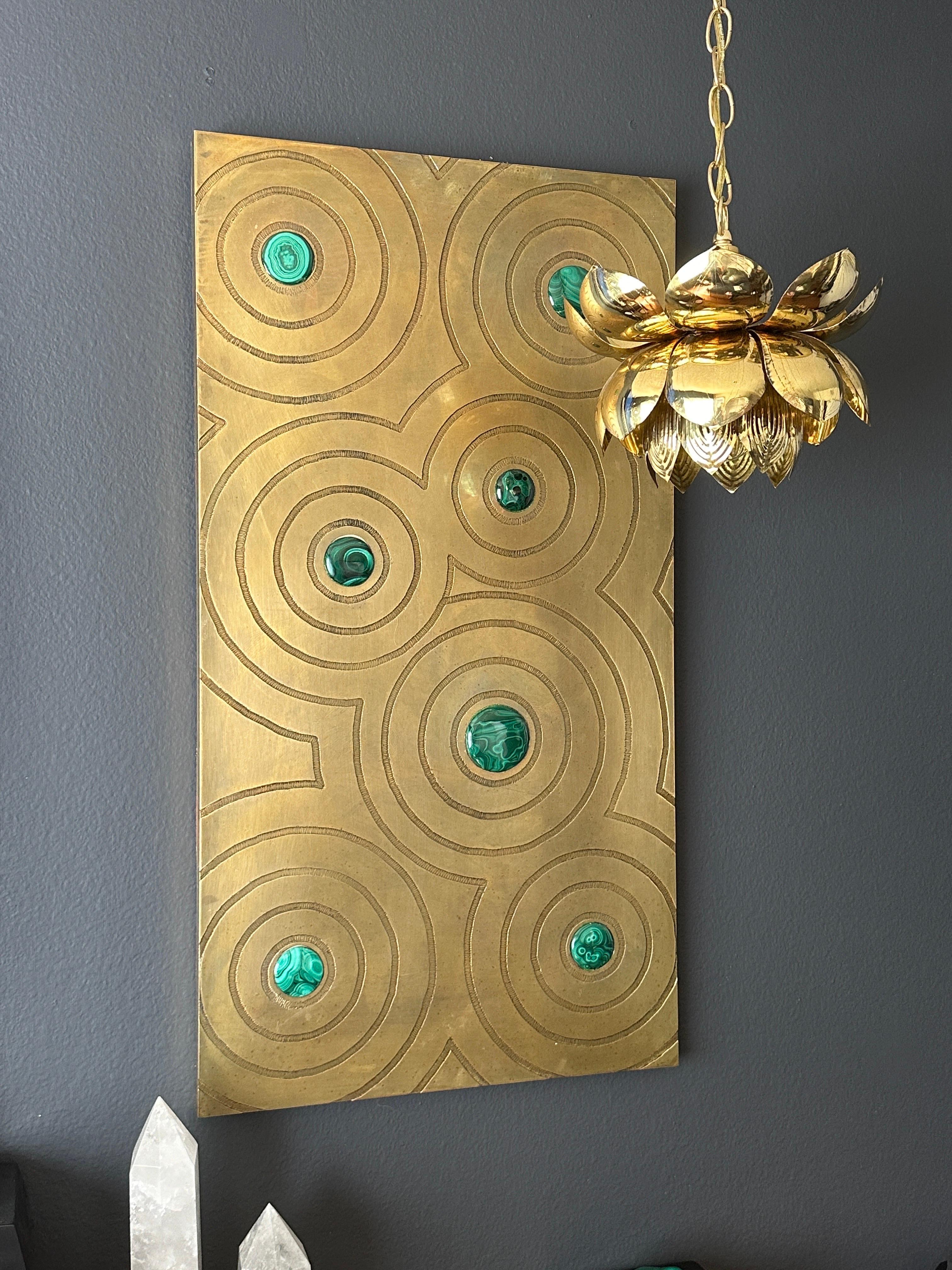 Piccolo pendente a forma di loto in ottone lucido di Feldman Lighting. Due disponibili.
La catena è lunga 50