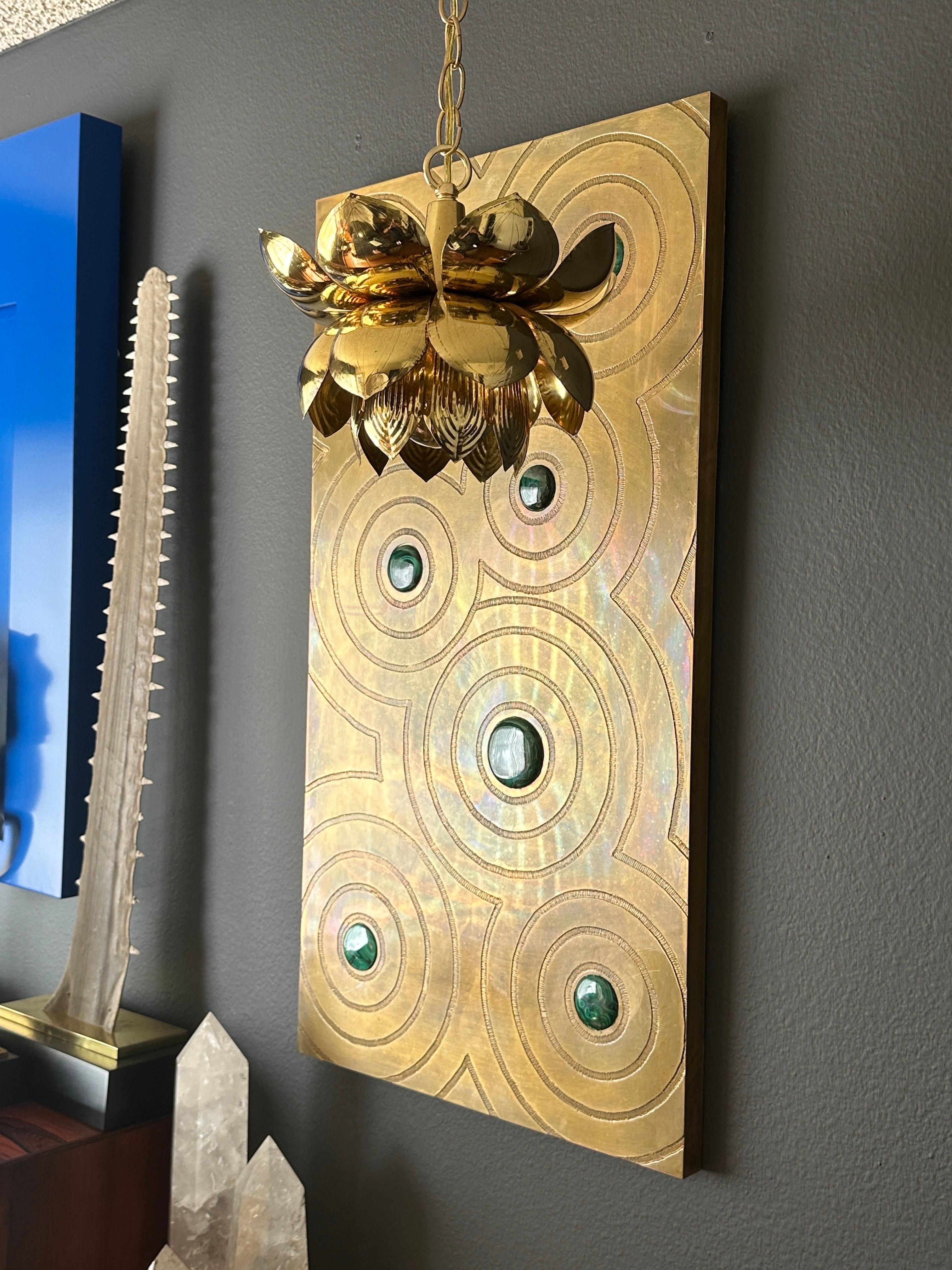 Hollywood Regency Piccola lampada a forma di loto in ottone in vendita